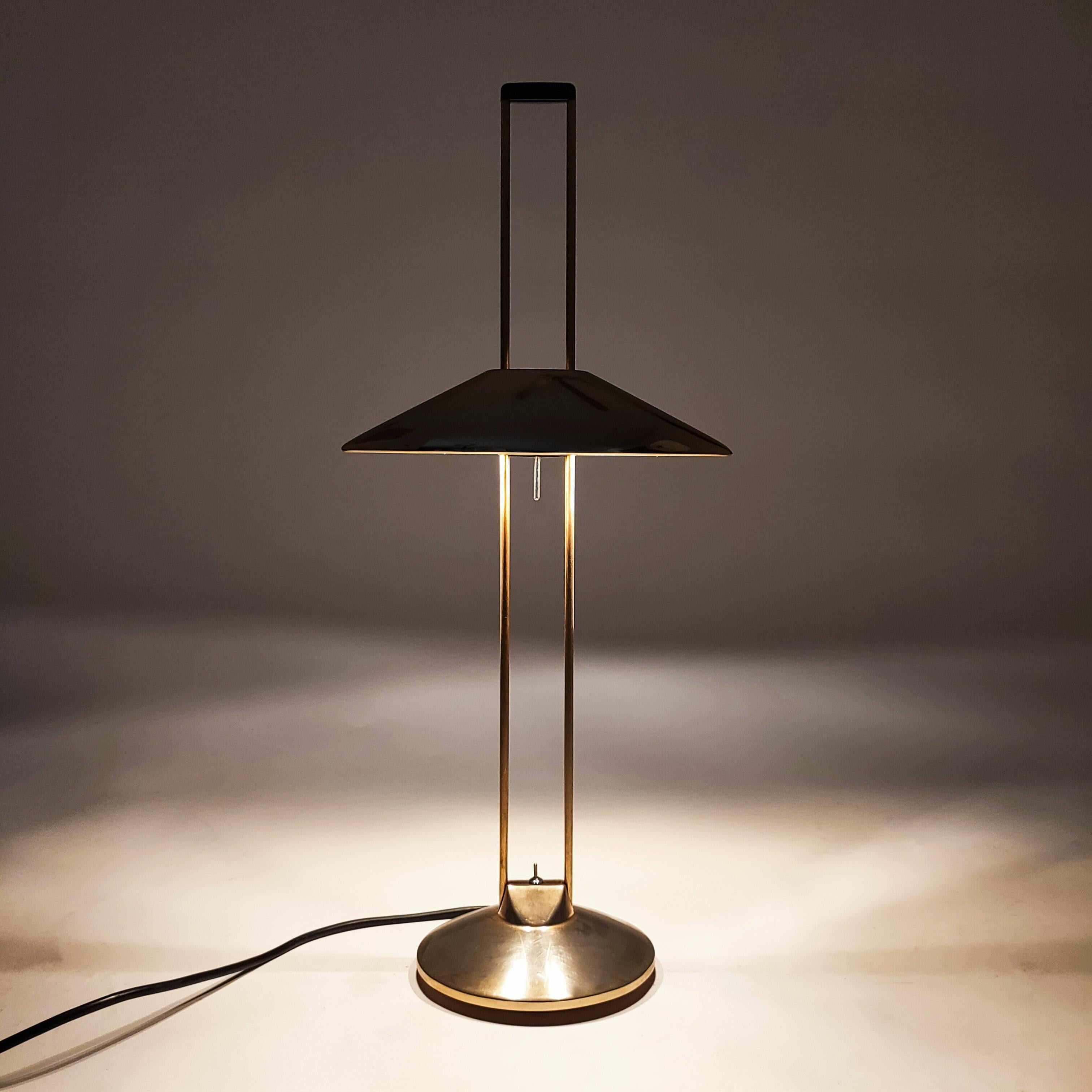 Métal Golden Editions. Lampe de table de Jorge Pensi pour B-Lux, Espagne, années 1980 en vente