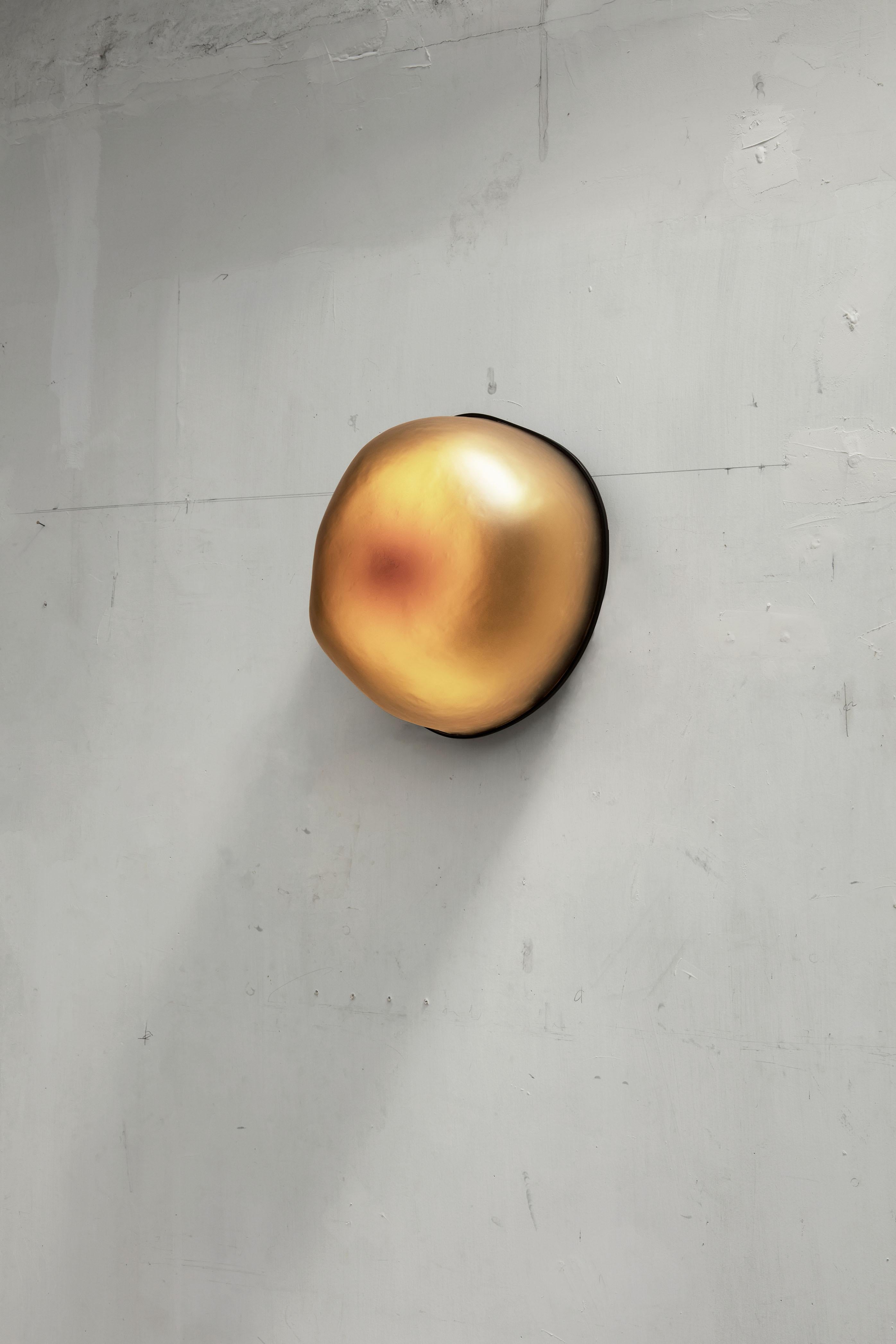 EWE Studio hat in Zusammenarbeit mit Nouvel Limited eine goldene Sonderedition von Magma-Leuchten für Design produziert. Der Prozess begann mit der Herstellung von Formen in verschiedenen Größen und Maßstäben, die von örtlichen Steinmetzen von Hand