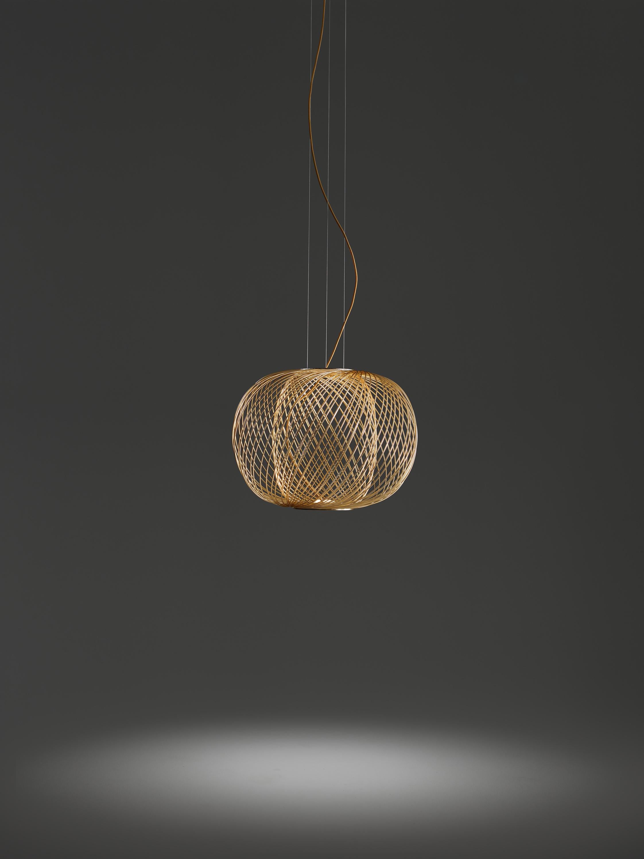 Goldene Matte Anwar T 45 von Parachilna
Abmessungen: D 60 x H 45 cm. 
MATERIALIEN: Stahl, Glas.
Gewicht: 8,9 kg

Jede Struktur besteht aus fast 100 einzeln geschweißten Stahlstäben. Es ist eine handwerkliche Lampe, die an traditionelle Weidenkörbe