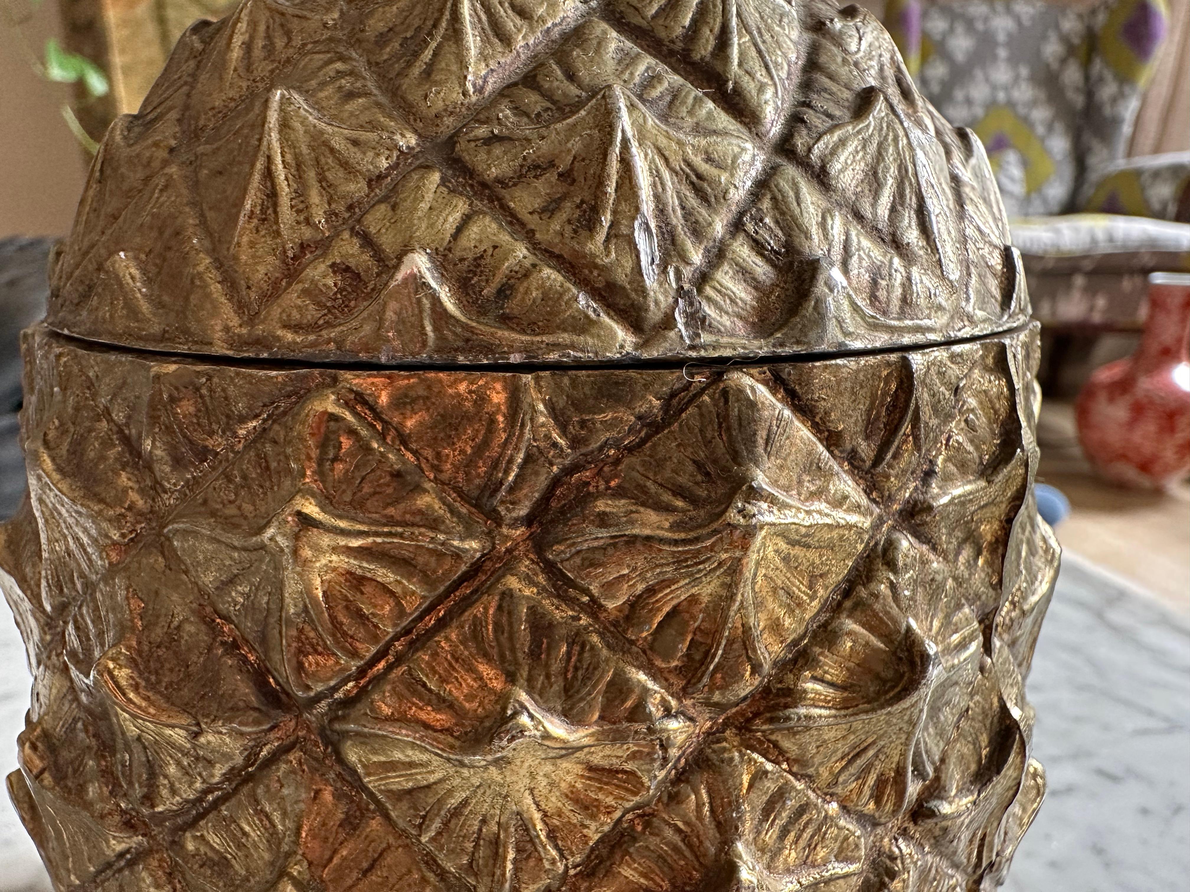 Cubitera dorada con piña Mauro Manetti de Florencia, Italia, hacia 1970 en venta 2