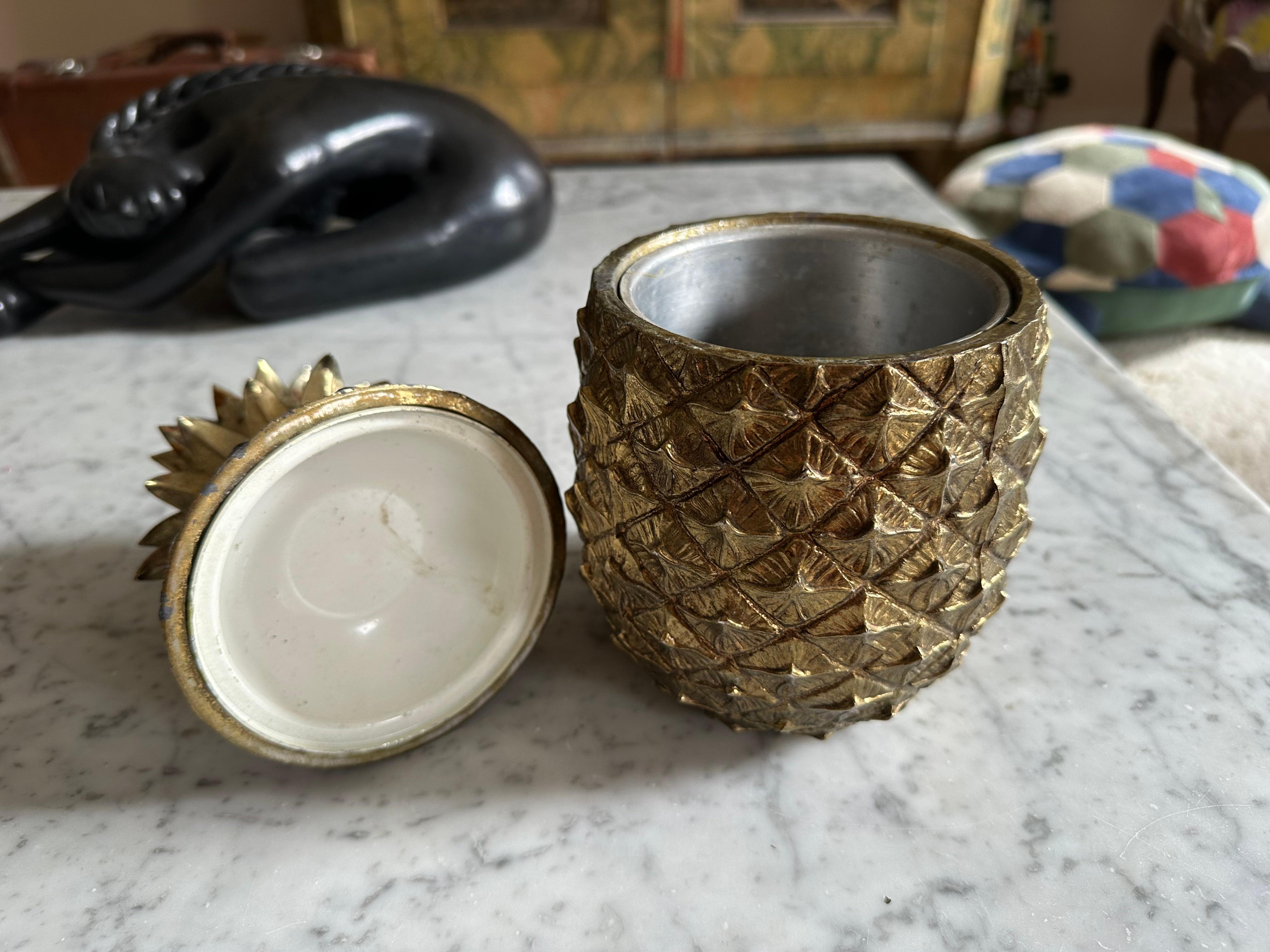 Cubitera dorada con piña Mauro Manetti de Florencia, Italia, hacia 1970 en venta 3
