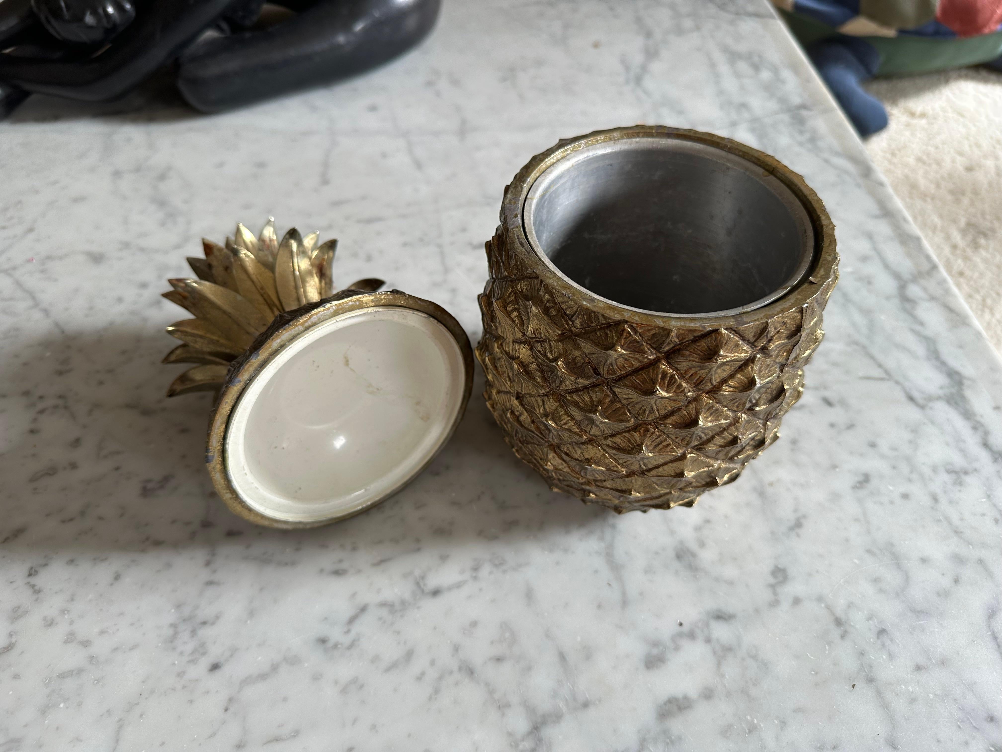 Cubitera dorada con piña Mauro Manetti de Florencia, Italia, hacia 1970 en venta 4