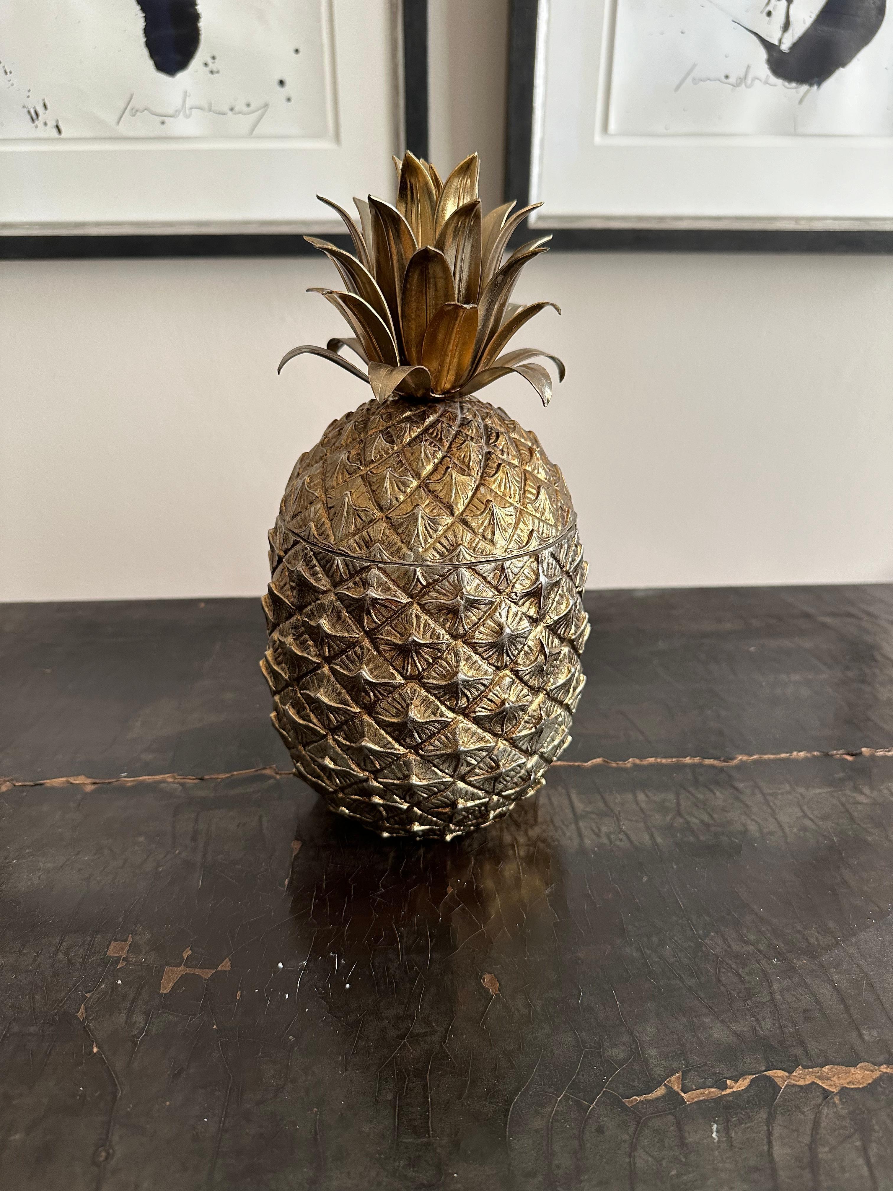 Dieser exquisite Eiskübel in Form einer Ananas ist ein wahrer Schatz aus den 1970er Jahren. Die vom talentierten italienischen Künstler Mauro Manetti in seiner Werkstatt in Florenz, Italien, mit großer Sorgfalt gefertigten Stücke sind bekannt für