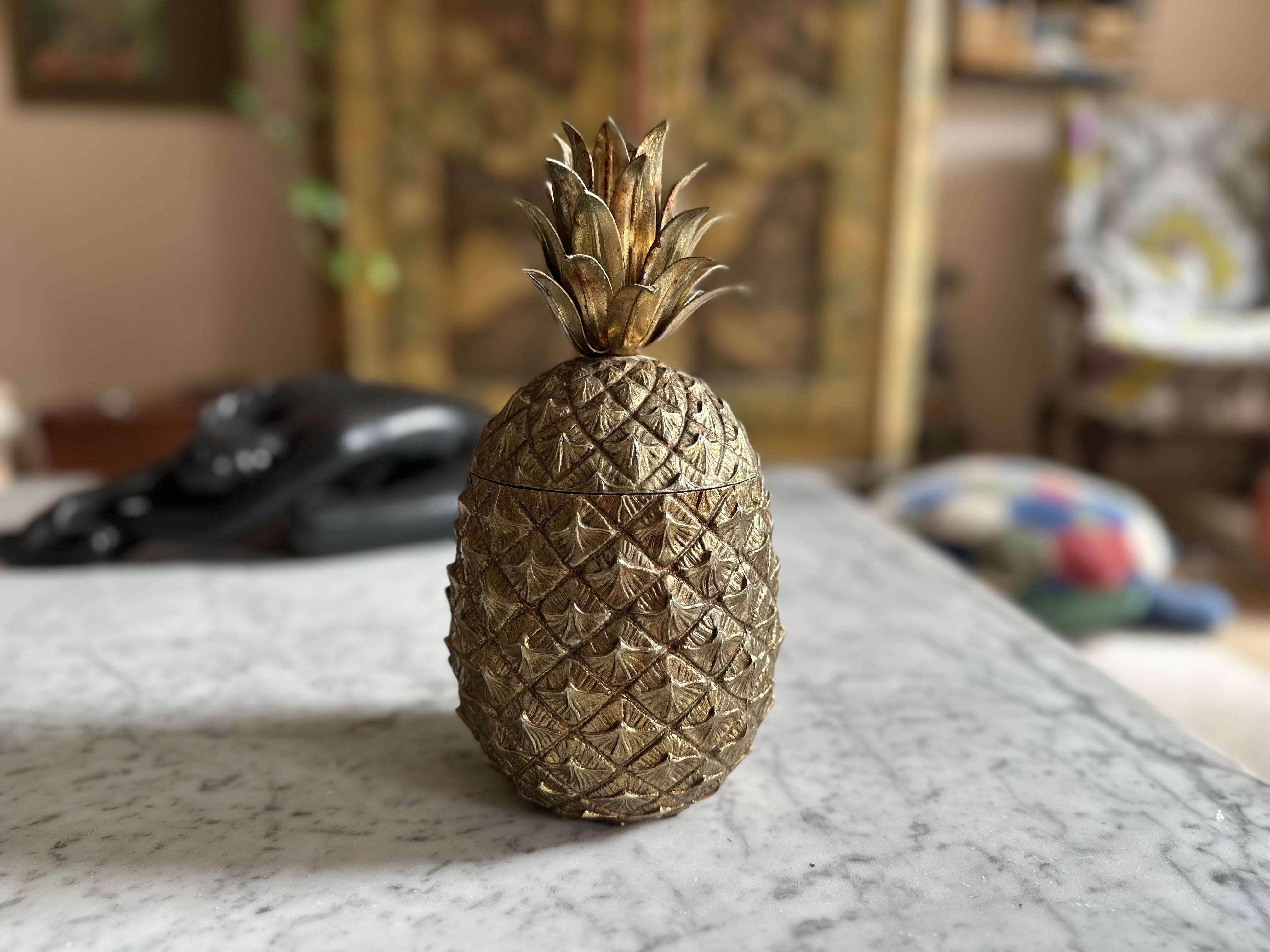 Esta rara cubitera con forma de piña es un llamativo objeto de diseño de los años 70, realizado por el célebre artista italiano Mauro Manetti en su taller de Florencia. Las creaciones de Manetti son buscadas en todo el mundo por su diseño único, su