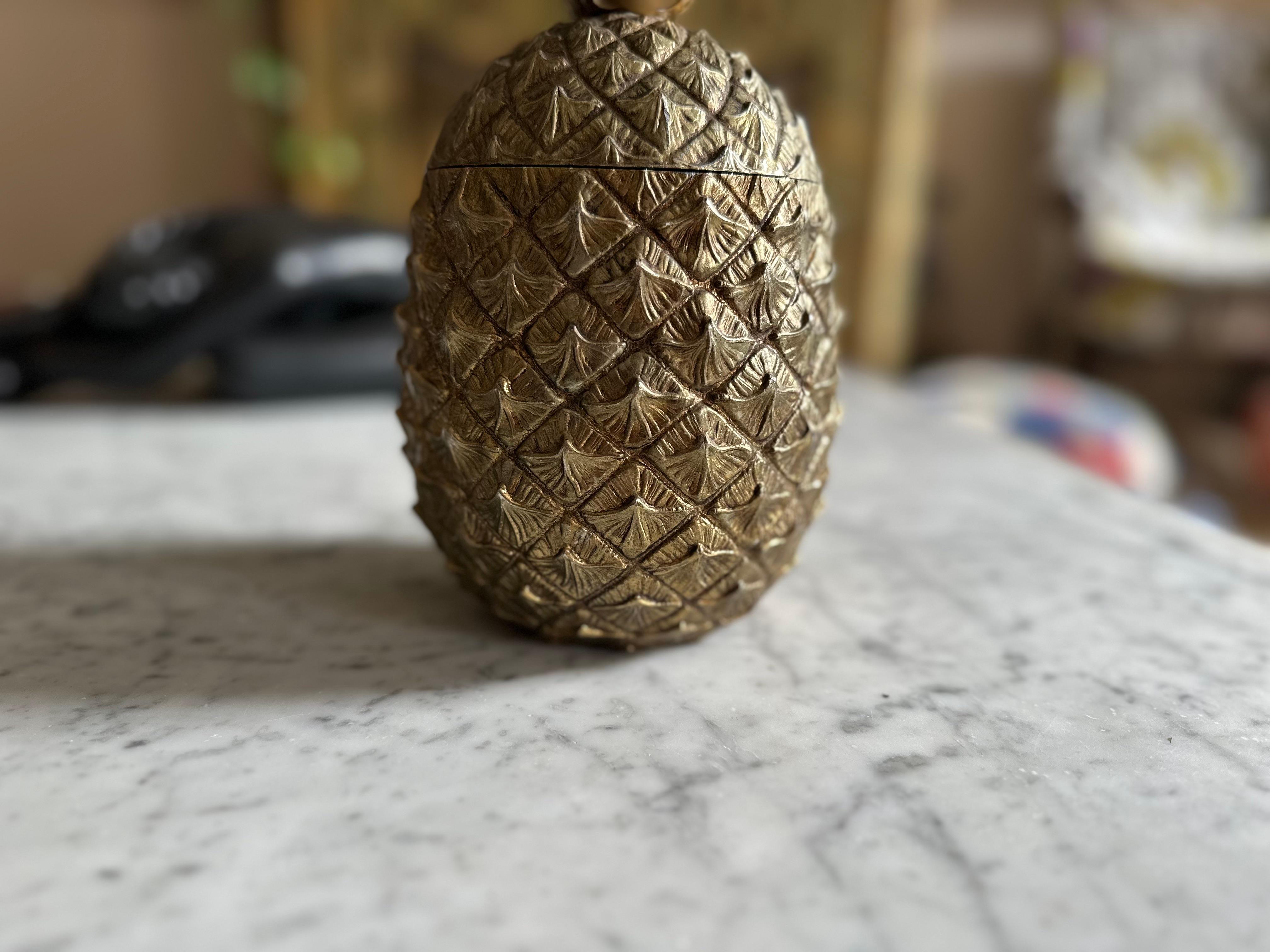 Cubitera dorada con piña Mauro Manetti de Florencia, Italia, hacia 1970 Regencia de Hollywood en venta