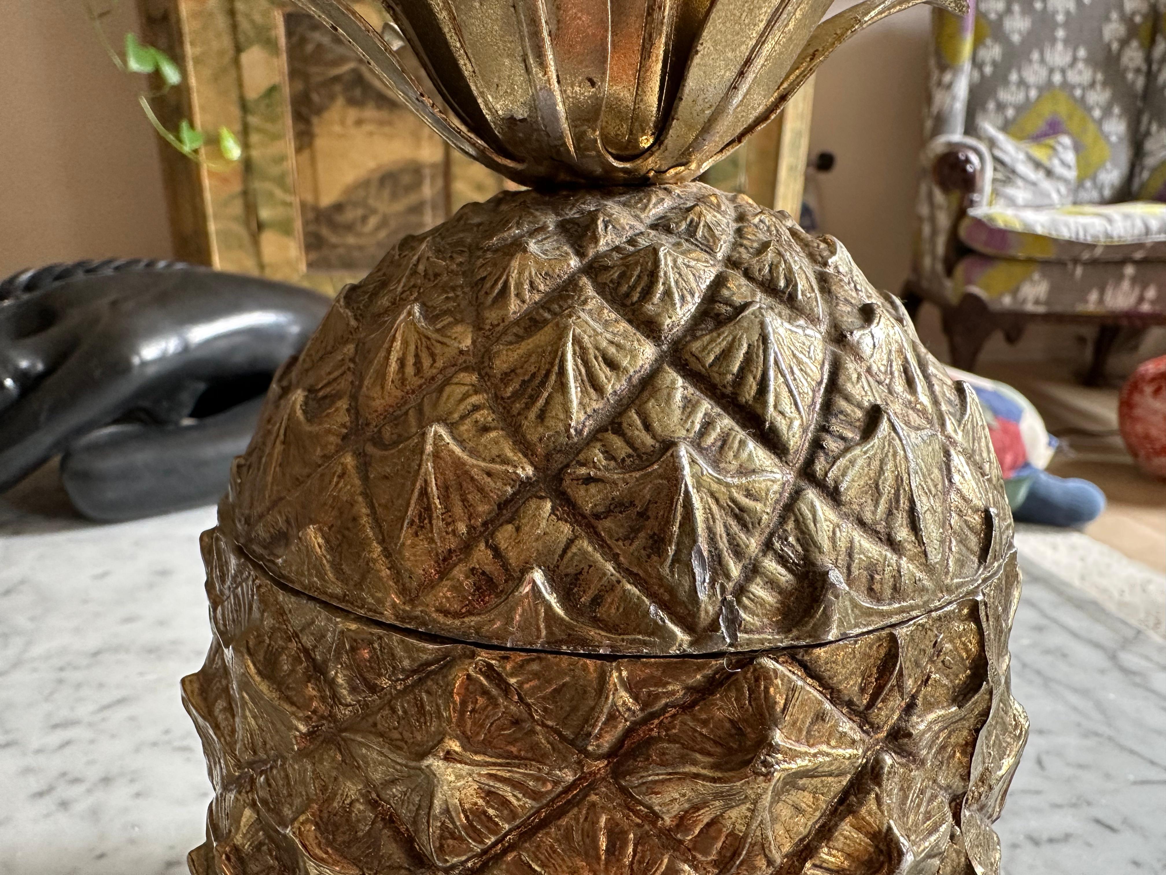 Cubitera dorada con piña Mauro Manetti de Florencia, Italia, hacia 1970 Aluminio en venta