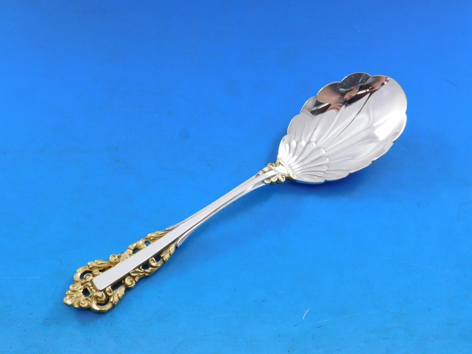 Des volutes étincelantes en forme de dentelle en sterling profondément sculpté s'enchaînent pour créer un magnifique mouvement aux détails complexes. Golden Medici trouve l'équilibre entre les lignes pures de la colonne et la complexité de la