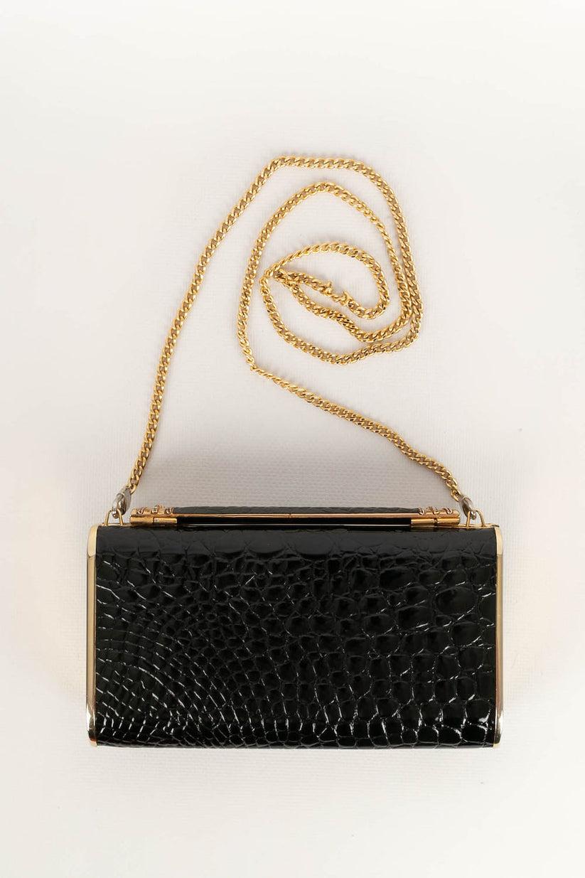 Golden metal and black patent leather evening bag.

Additional information: 

Dimensions: 
Height: 11 cm, Length: 18 cm, Depth: 3 cm, Handle: 96 cm

Condition: 
Very good condition
Seller Ref number: S92







