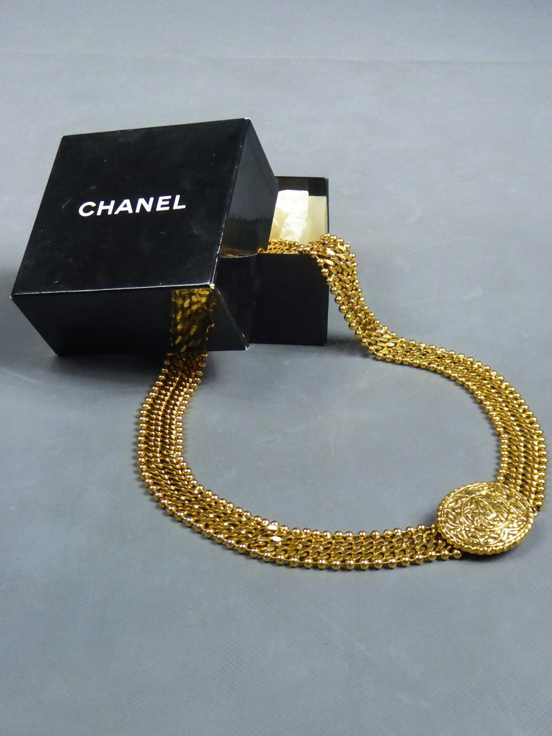 Circa 1970/1980
France

Magnifique ceinture de soirée en métal doré marquée par la Maison Chanel par le célèbre designer Robert Goossens et numérotée 6020. Étiquette C Chanel Made in France au dos du médaillon. Assemblage de deux chaînes à maillons