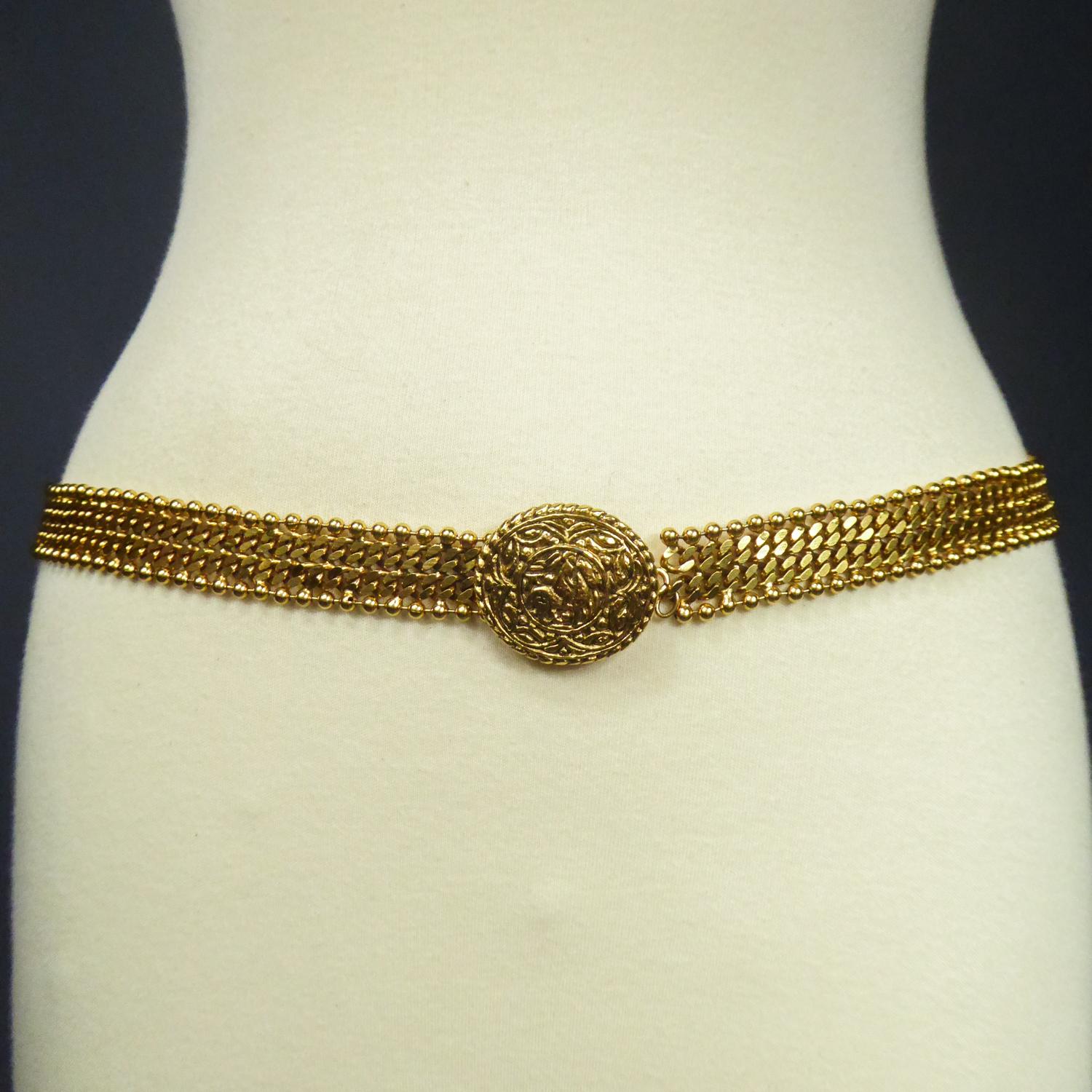 Ceinture Chanel en métal doré étiquetée Chanel par Robert Goossens numérotée 6020 vers 1980 en vente 1