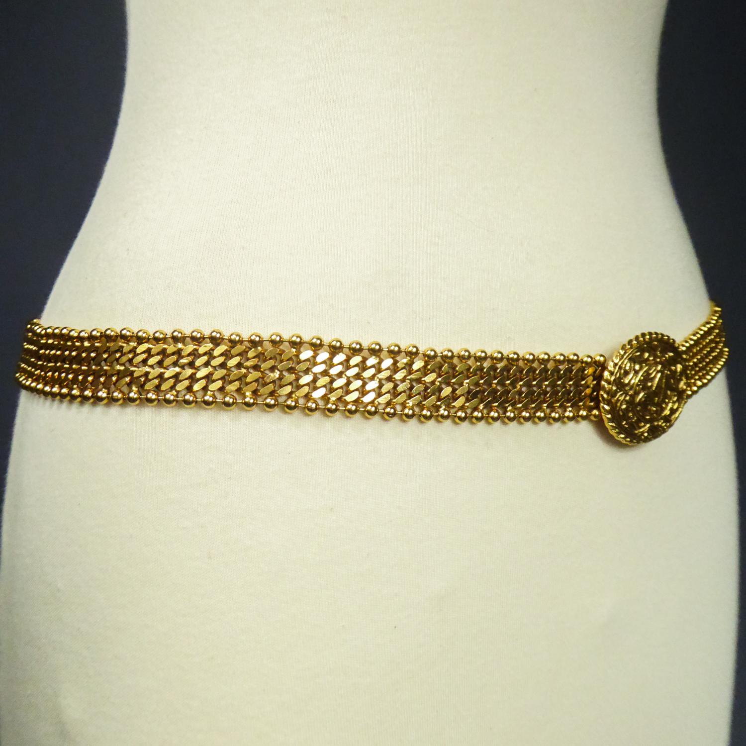 Ceinture Chanel en métal doré étiquetée Chanel par Robert Goossens numérotée 6020 vers 1980 en vente 2