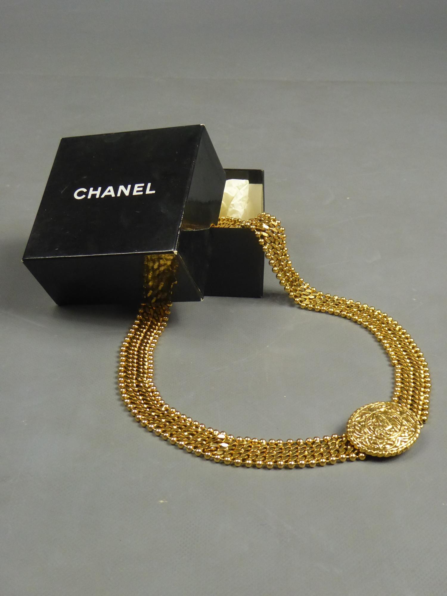 Ceinture Chanel en métal doré étiquetée Chanel par Robert Goossens numérotée 6020 vers 1980 en vente 3
