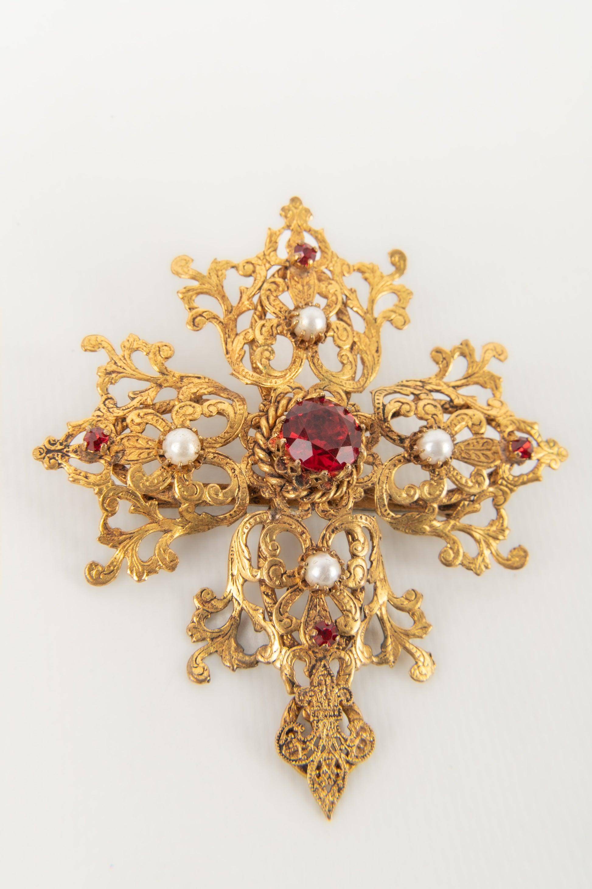 Golden Metal Brooch with Rhinestones In Excellent Condition For Sale In SAINT-OUEN-SUR-SEINE, FR