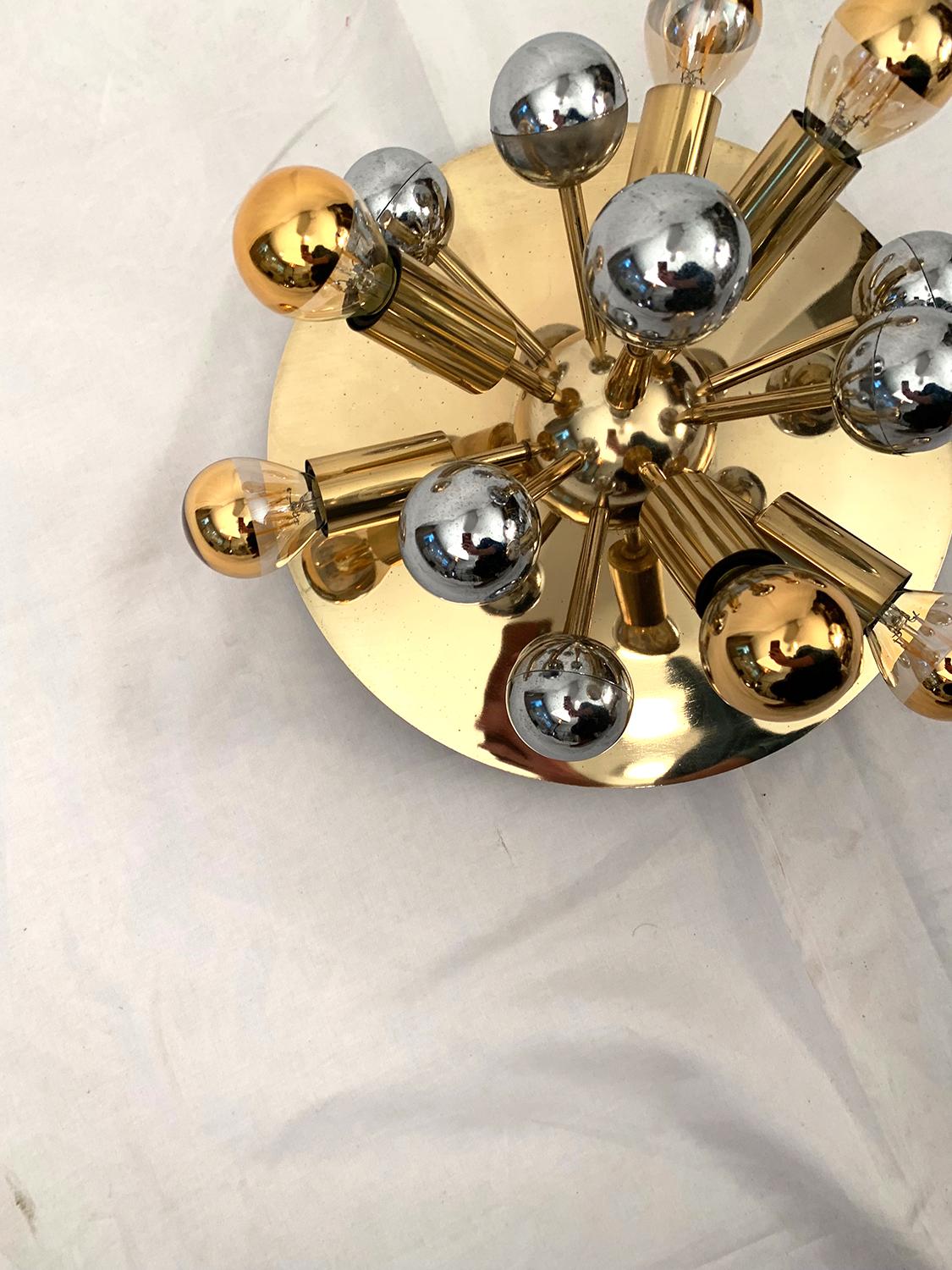Very nice golden metal ceiling lamp finished with golden and silver plastic balls, 1970s.

Très chouette plafonnier en métal doré terminé par des boules plastique dorées et argentées, 1970s.