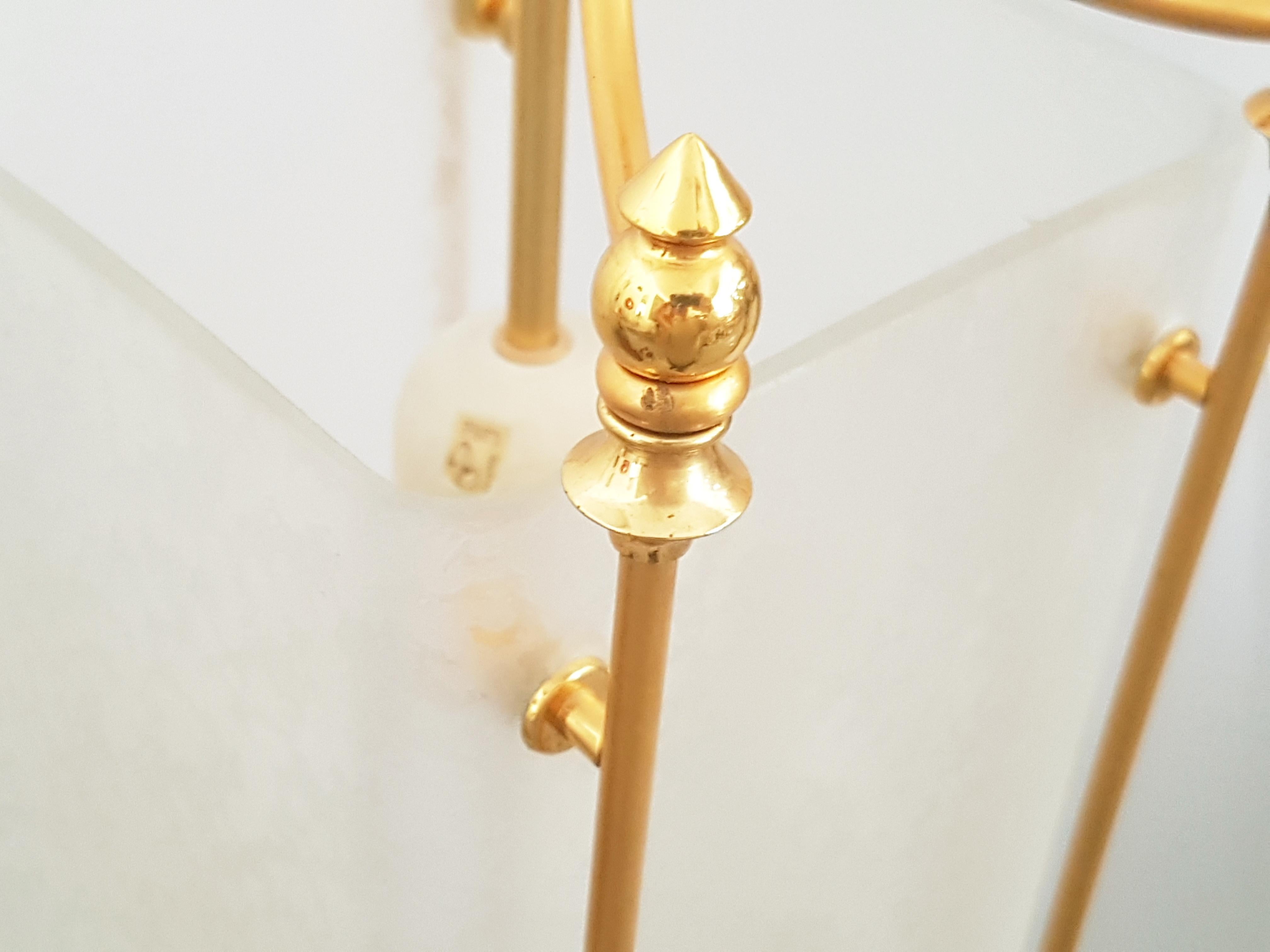 italien Lampe à suspension en métal doré et verre gravé des années 1960 d'Oscar Torlasco pour Lumi en vente