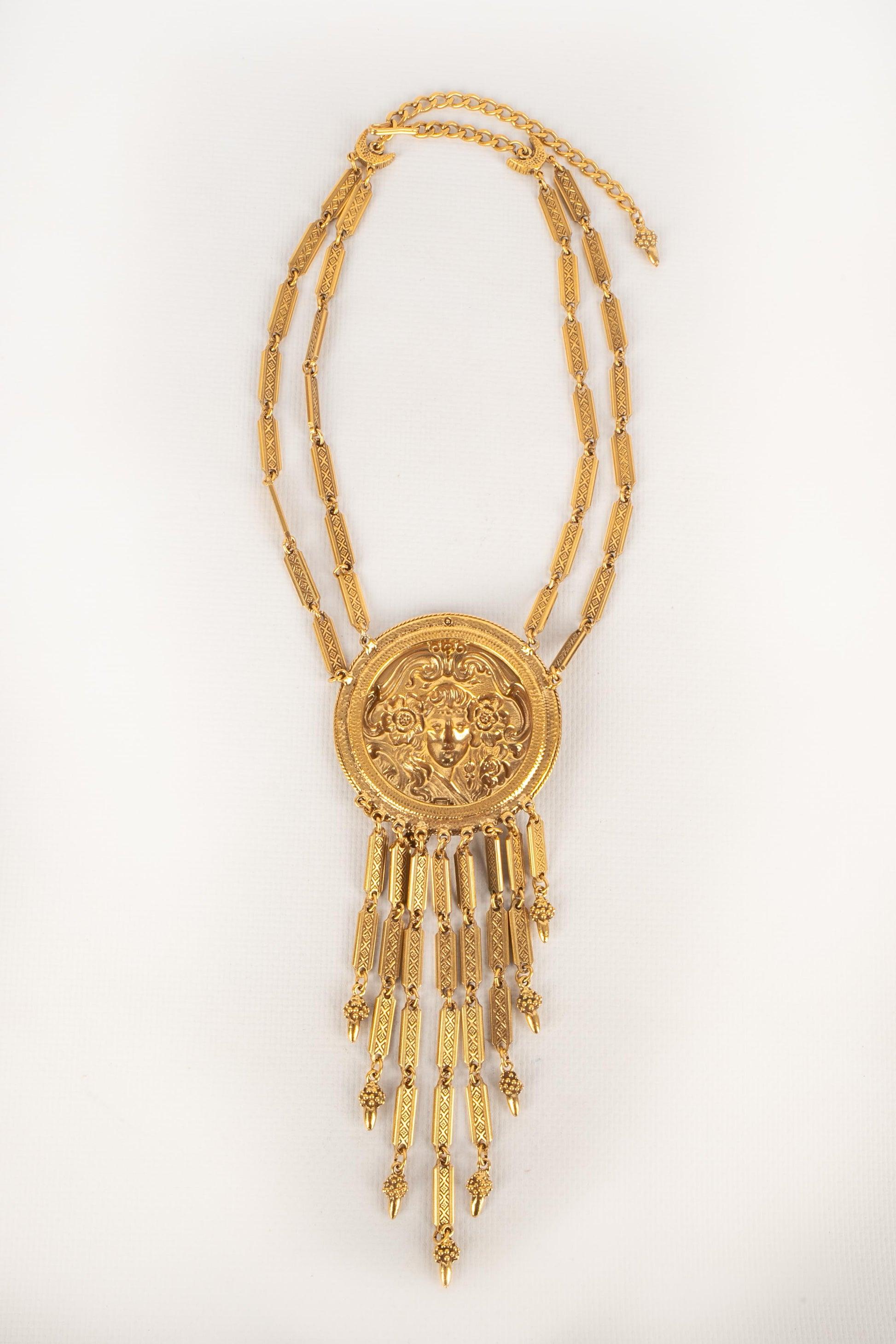 Collier en métal doré avec pendentif de style « Art nouveau » Excellent état - En vente à SAINT-OUEN-SUR-SEINE, FR