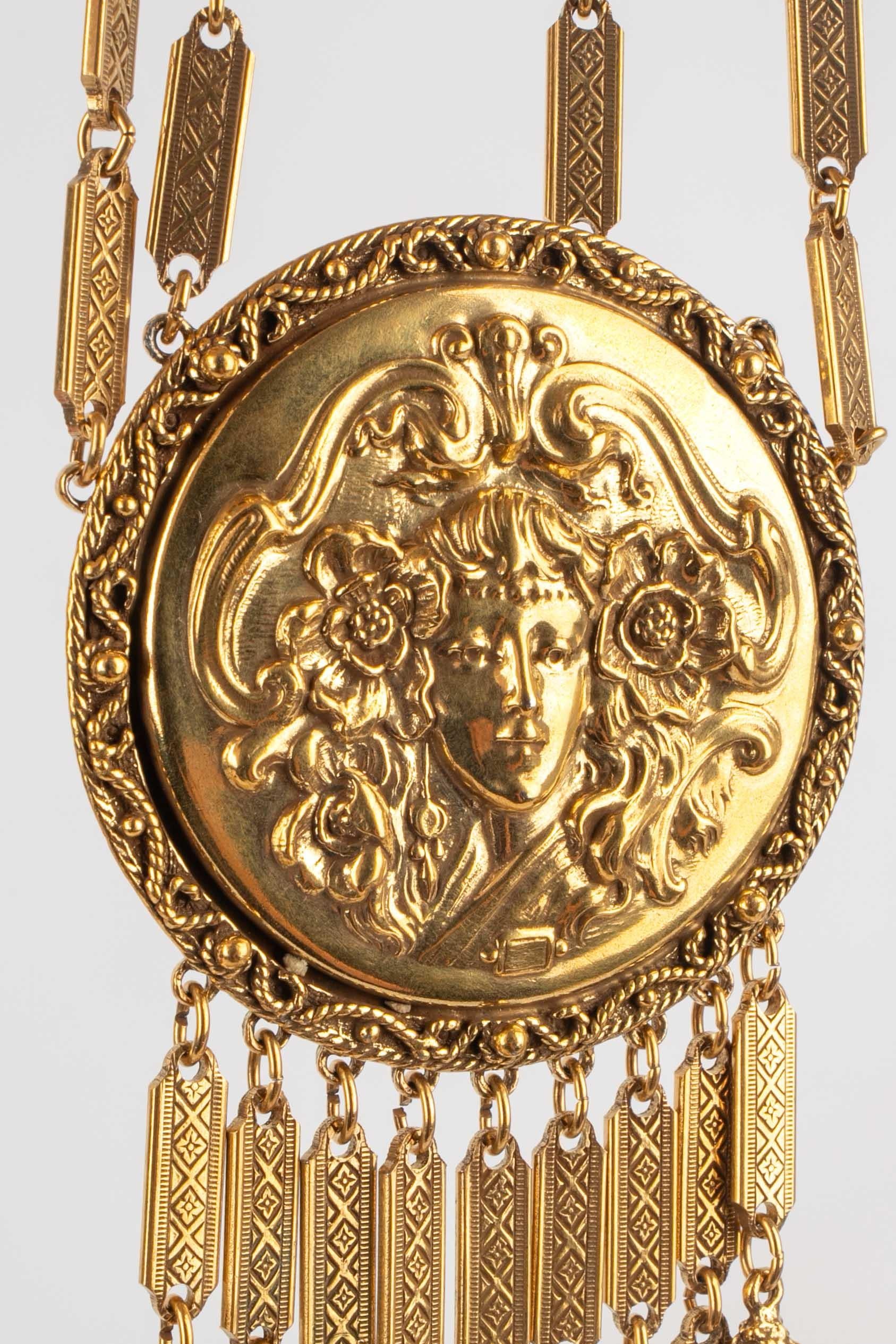 Collier en métal doré avec pendentif de style « Art nouveau » en vente 1