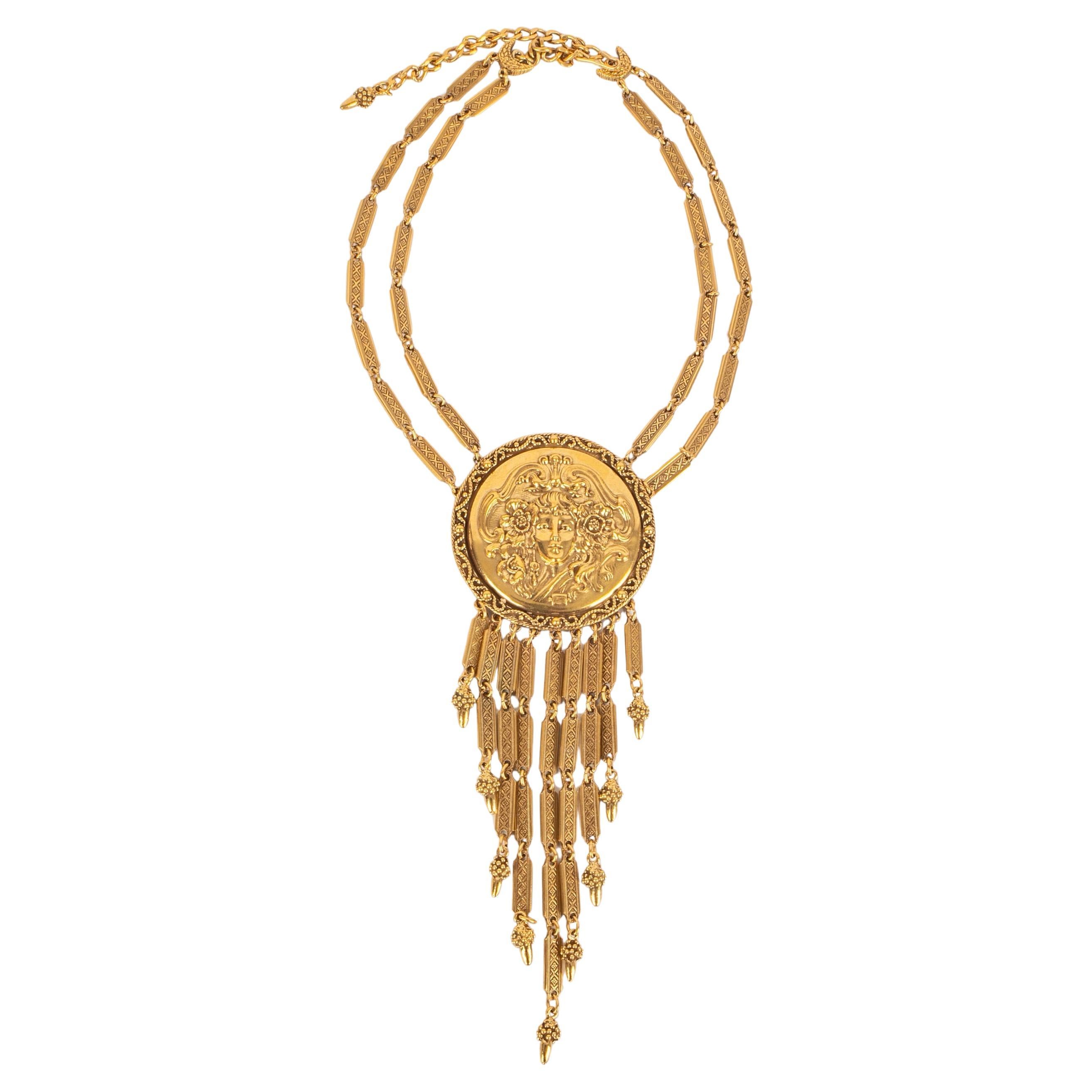 Collier en métal doré avec pendentif de style « Art nouveau »