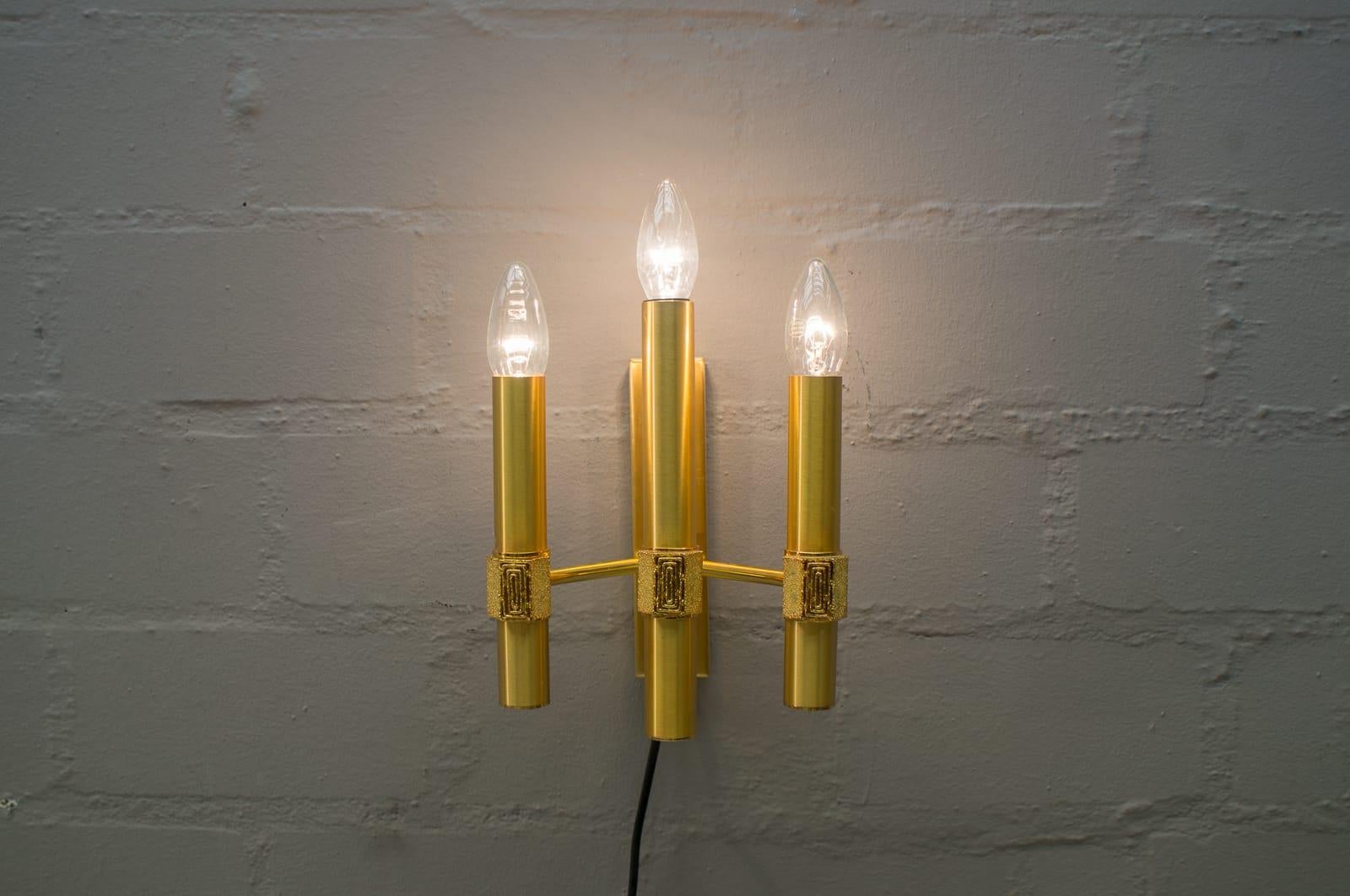 The lamps are executed with three E14 Edison screw fit bulbs. It is wired, and in working condition. It runs both on 110 or 230 volt.
 