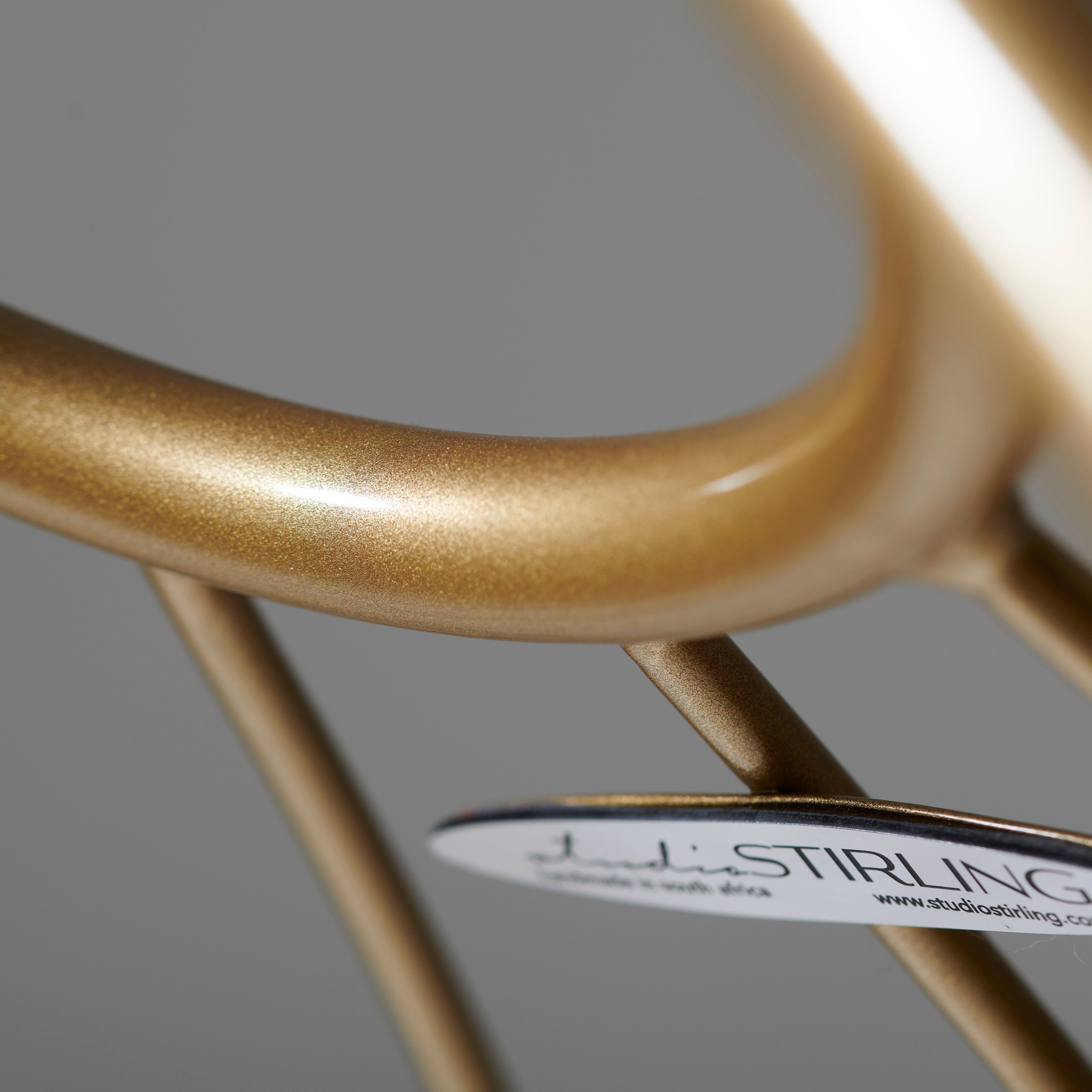 Sud-africain Chaise à suspension dorée et minimaliste en vente