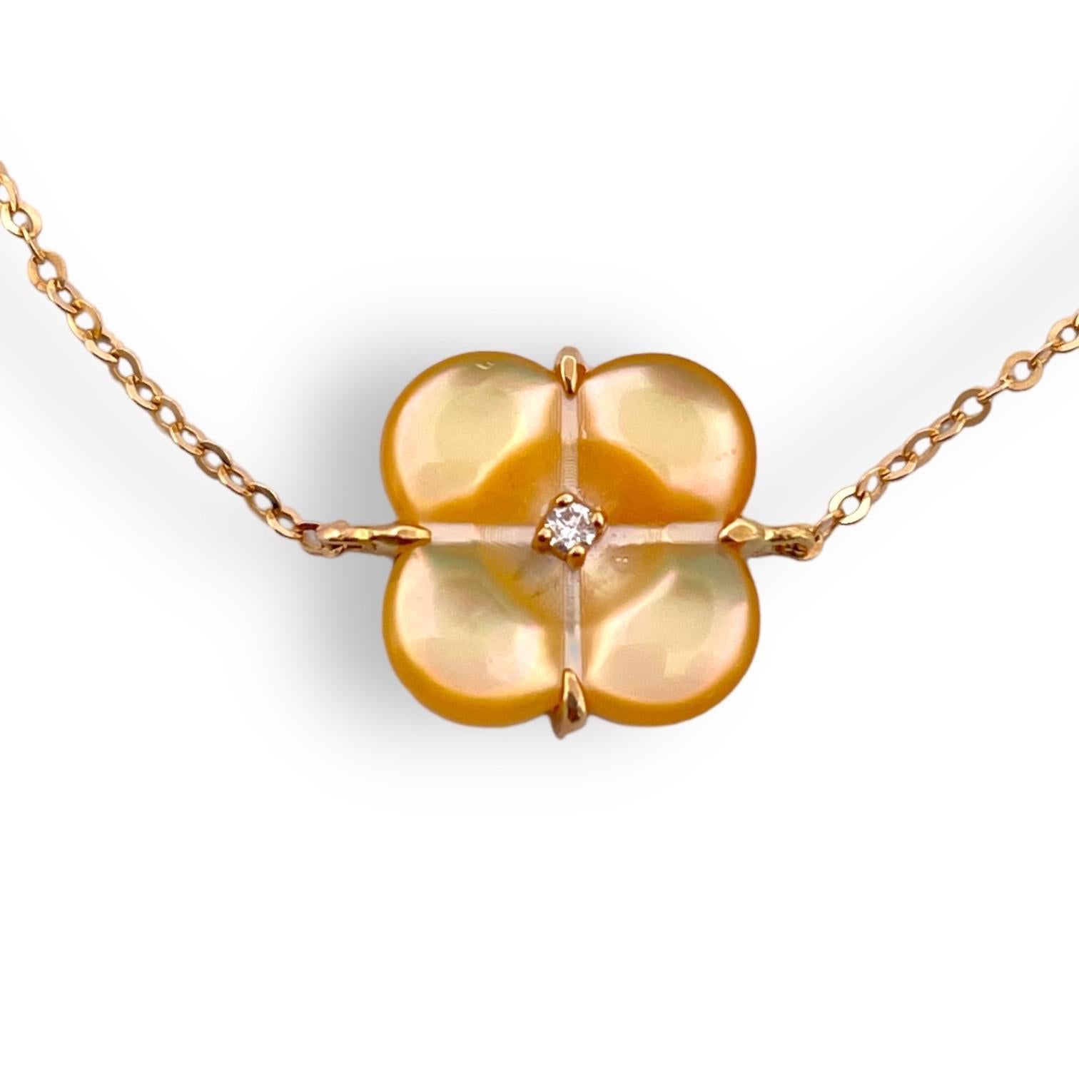 The 18K yellow gold golden mother of pearl clover bracelet is a dazzling and refined accessory that seamlessly blends classic elegance style.
Crafted from solid 18-karat yellow gold, the bracelet features a series of clover motifs, each adorned with