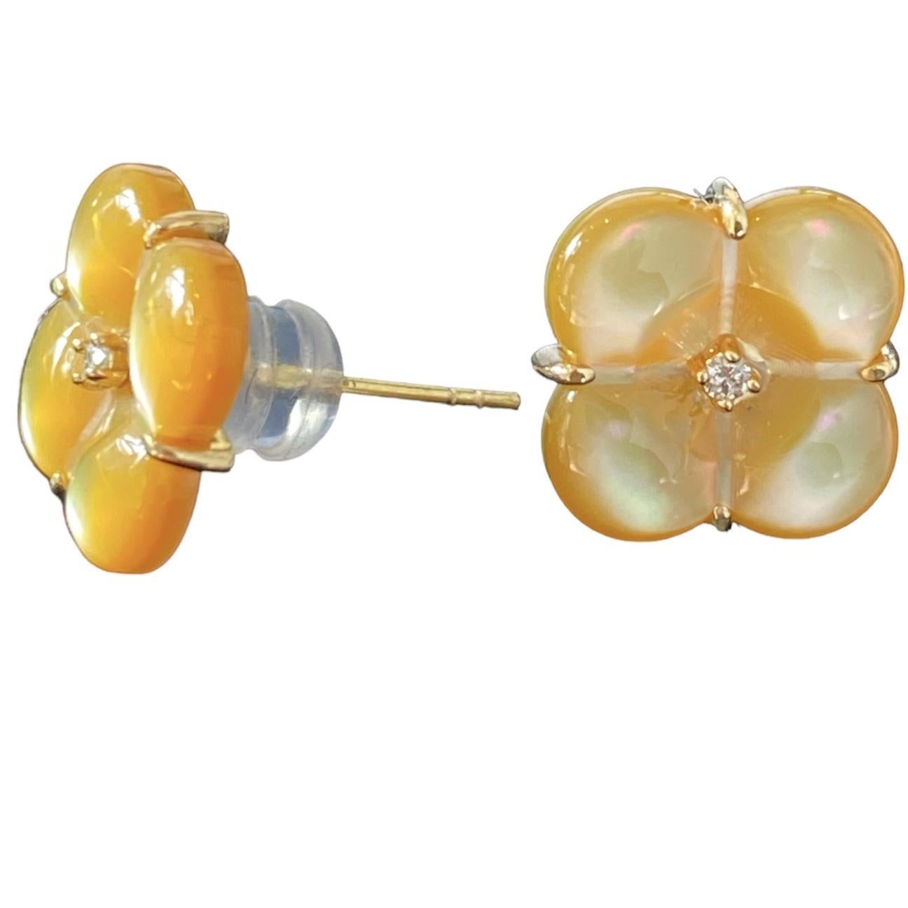 Modern Golden Mother Of Pearl Clover Natural Diamond Earring 18K Gold For Sale