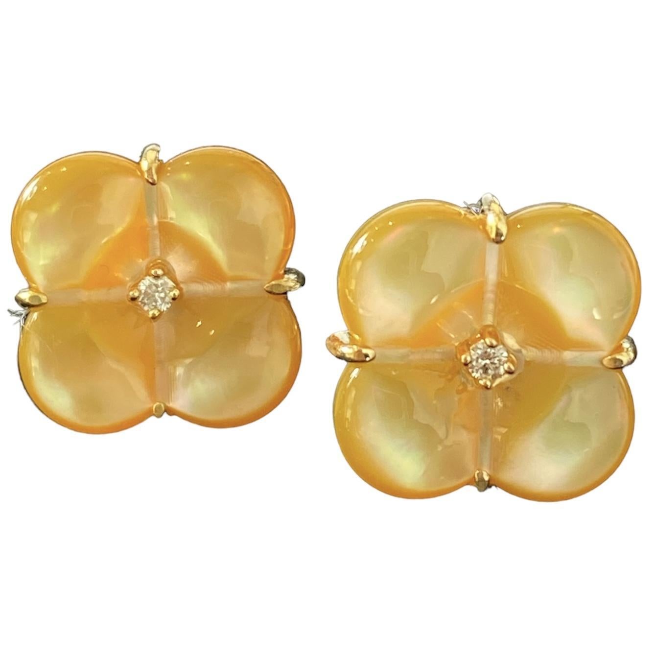 Round Cut Golden Mother Of Pearl Clover Natural Diamond Earring 18K Gold For Sale