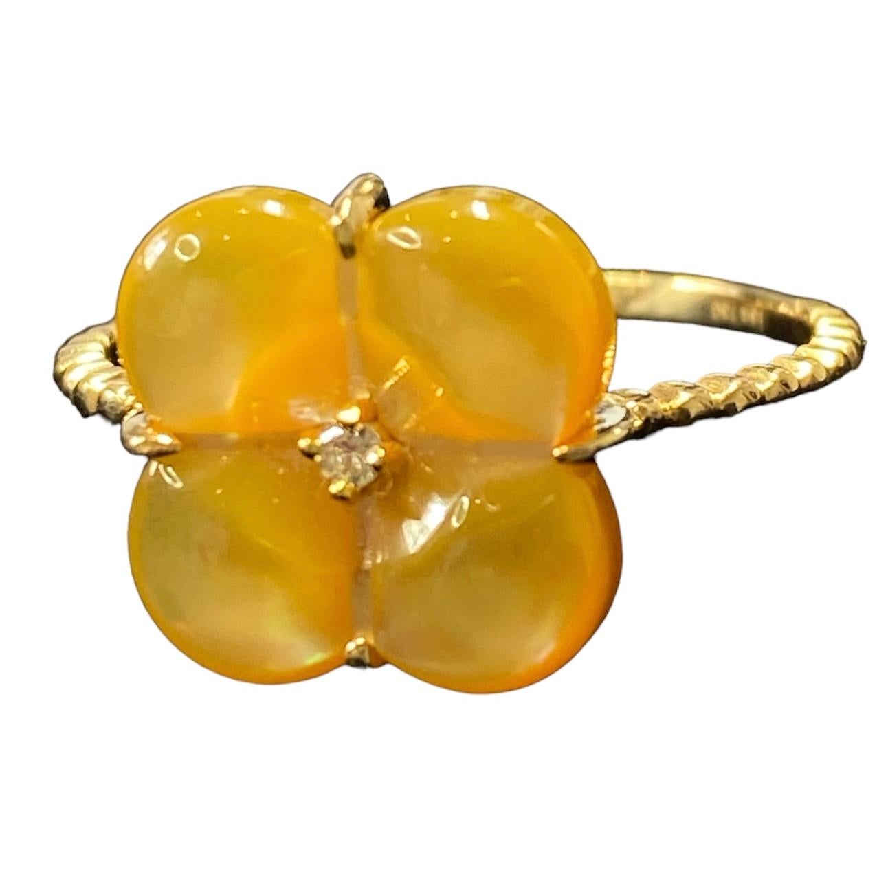Golden Mother Of Pearl Clover Natural Diamond Ring 18K Yellow Gold In New Condition For Sale In New York, NY