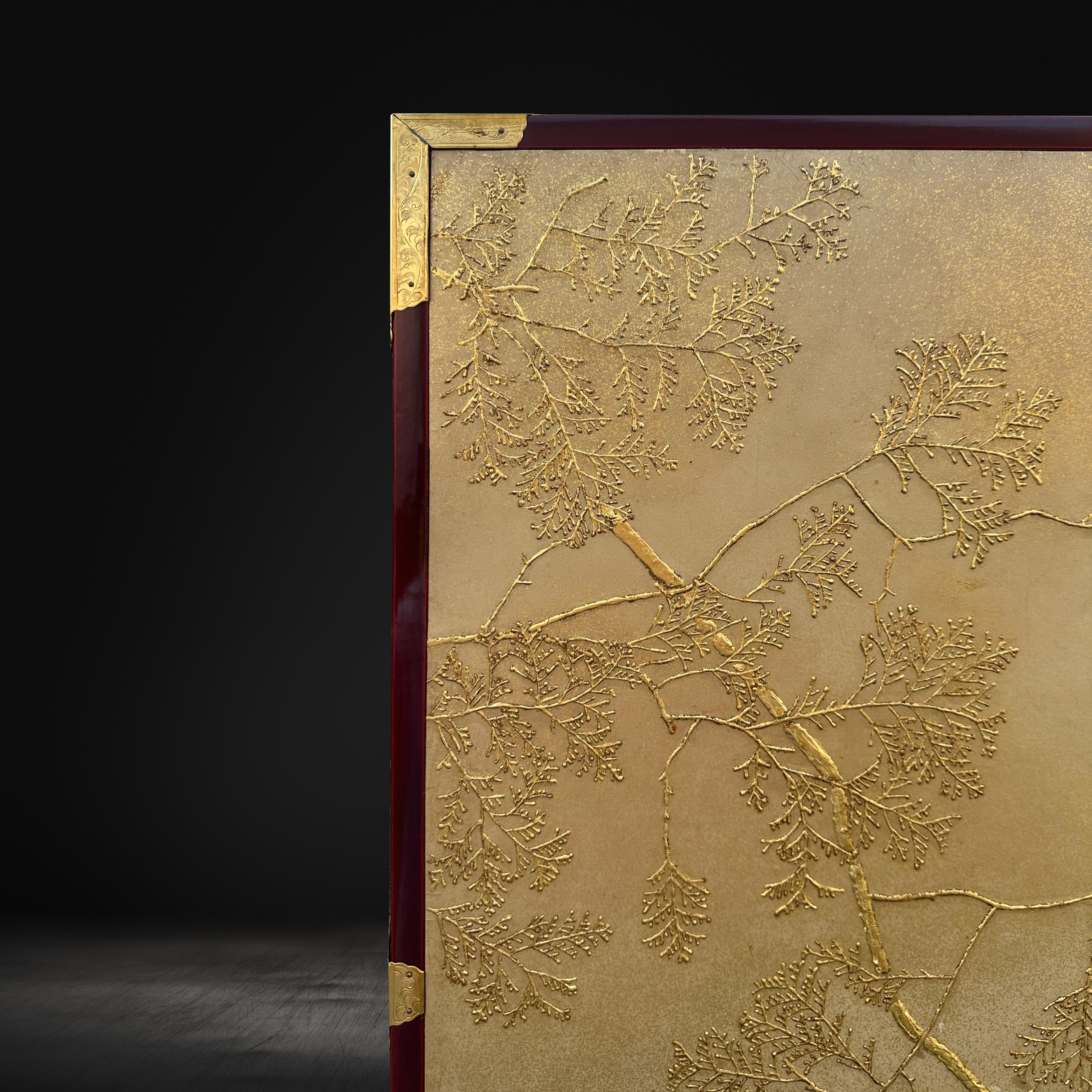 Dieser atemberaubende 2-Panel-Bildschirm ist eine erhabene Darstellung traditioneller japanischer Kunst aus der Showa-Periode. Es zeigt eine zarte und elegante Darstellung von Gebirgslandschaften, deren Gipfel mit Schnee bedeckt sind und die stille