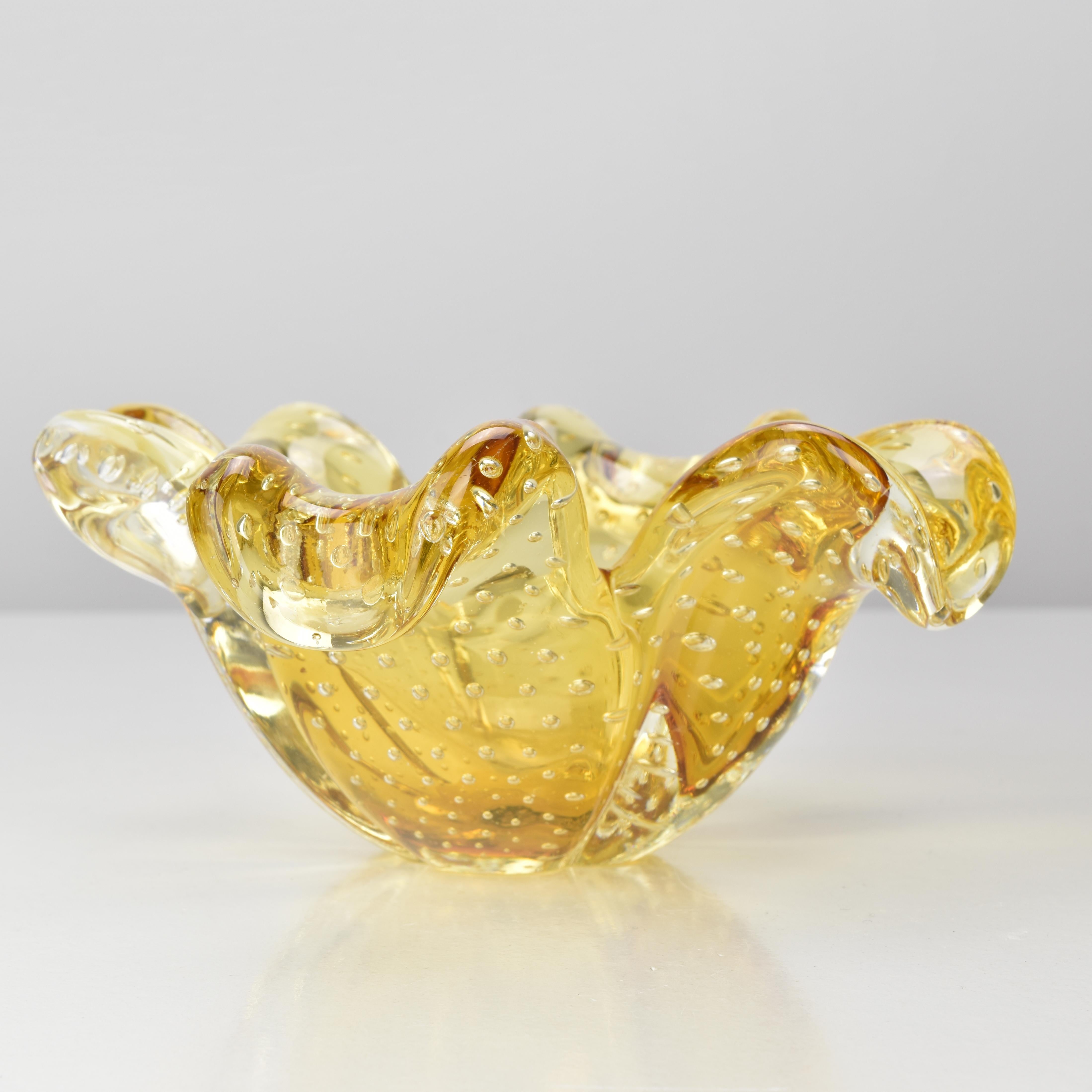 Questa squisita ciotola in vetro di Murano della Vetreria Artistica Scarpa & Schiavon ha la forma di un elegante trifoglio a cinque foglie ed è realizzata in un ricco colore giallo oro. Realizzato negli anni '50-'60, mette in mostra la tradizionale