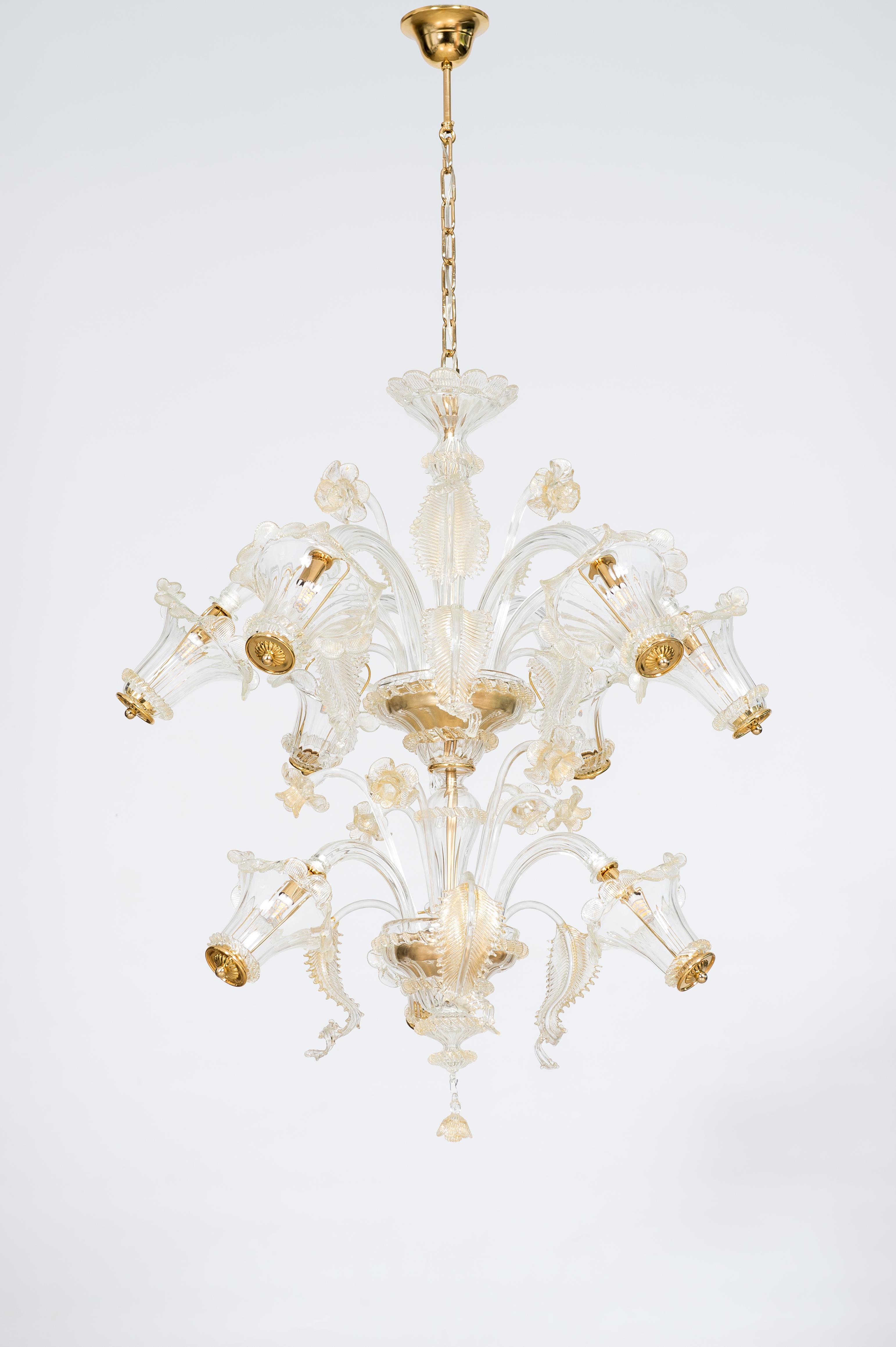 Dieser atemberaubende Kronleuchter aus goldenem Muranoglas, eine wunderbare Kreation der Vintage Murano Gallery aus dem 21. Jahrhundert, verkörpert zeitlose Eleganz und exquisite Handwerkskunst. Dieses atemberaubende Stück besticht durch seine