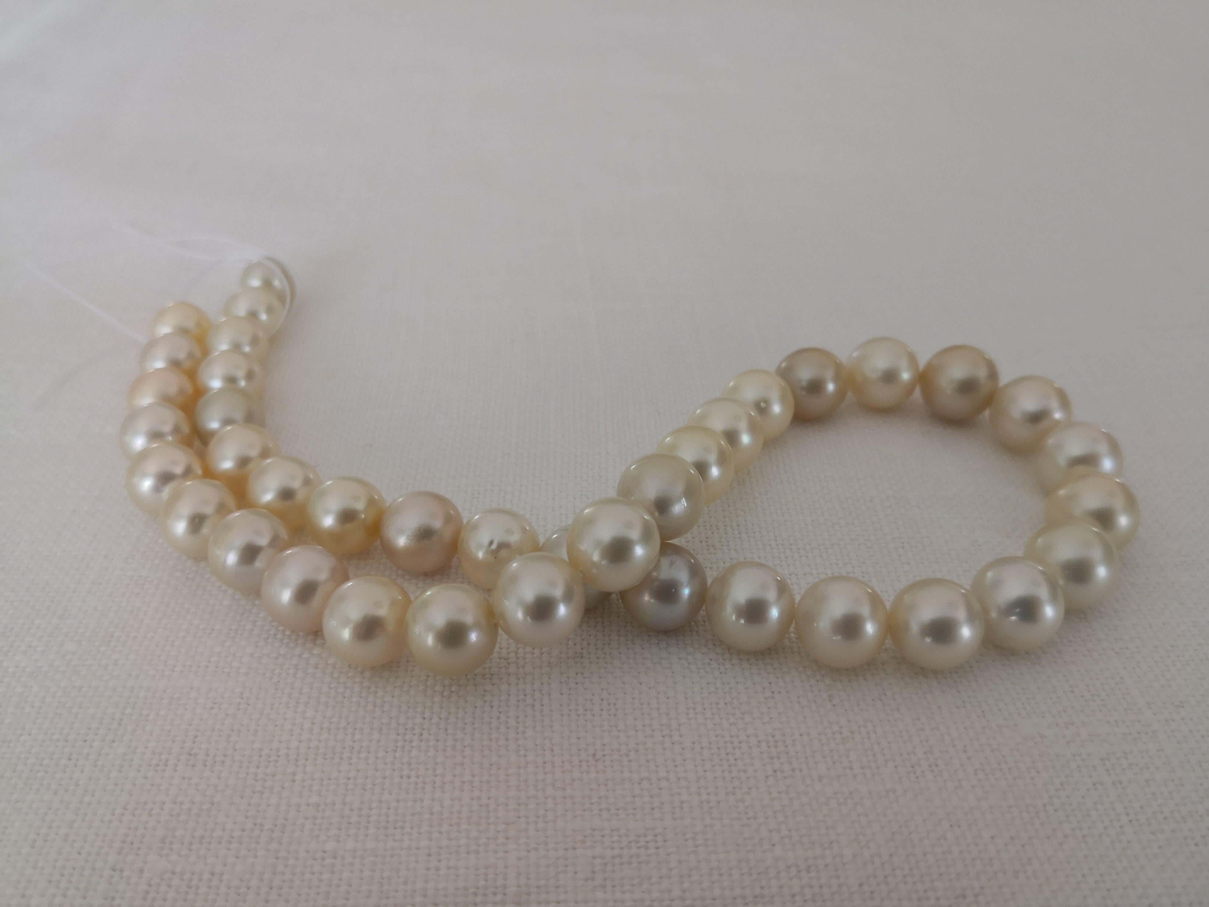 Beautiful Natural Color South Sea Pearls from Indonesia ocean waters.

- Size of Pearls 9-11 mm of diameter

- Pearls from Pinctada Maxima Oyster

- Origin: Indonesia ocean waters

- Natural Light Color and overtones

- High natural luster and