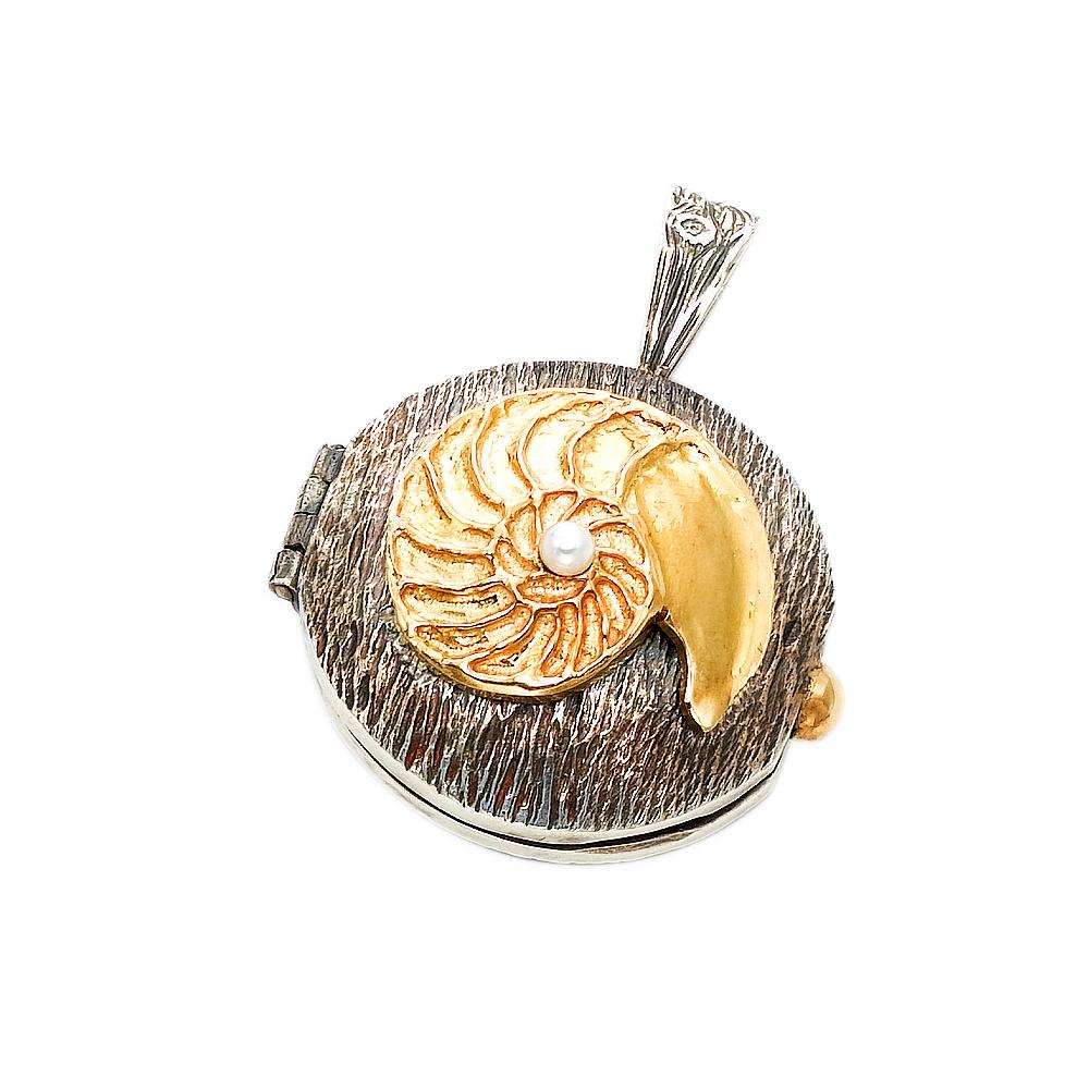 18k Golden Nautilus Hinged Locket with Hidden Spinels In New Condition For Sale In Solana Beach, CA