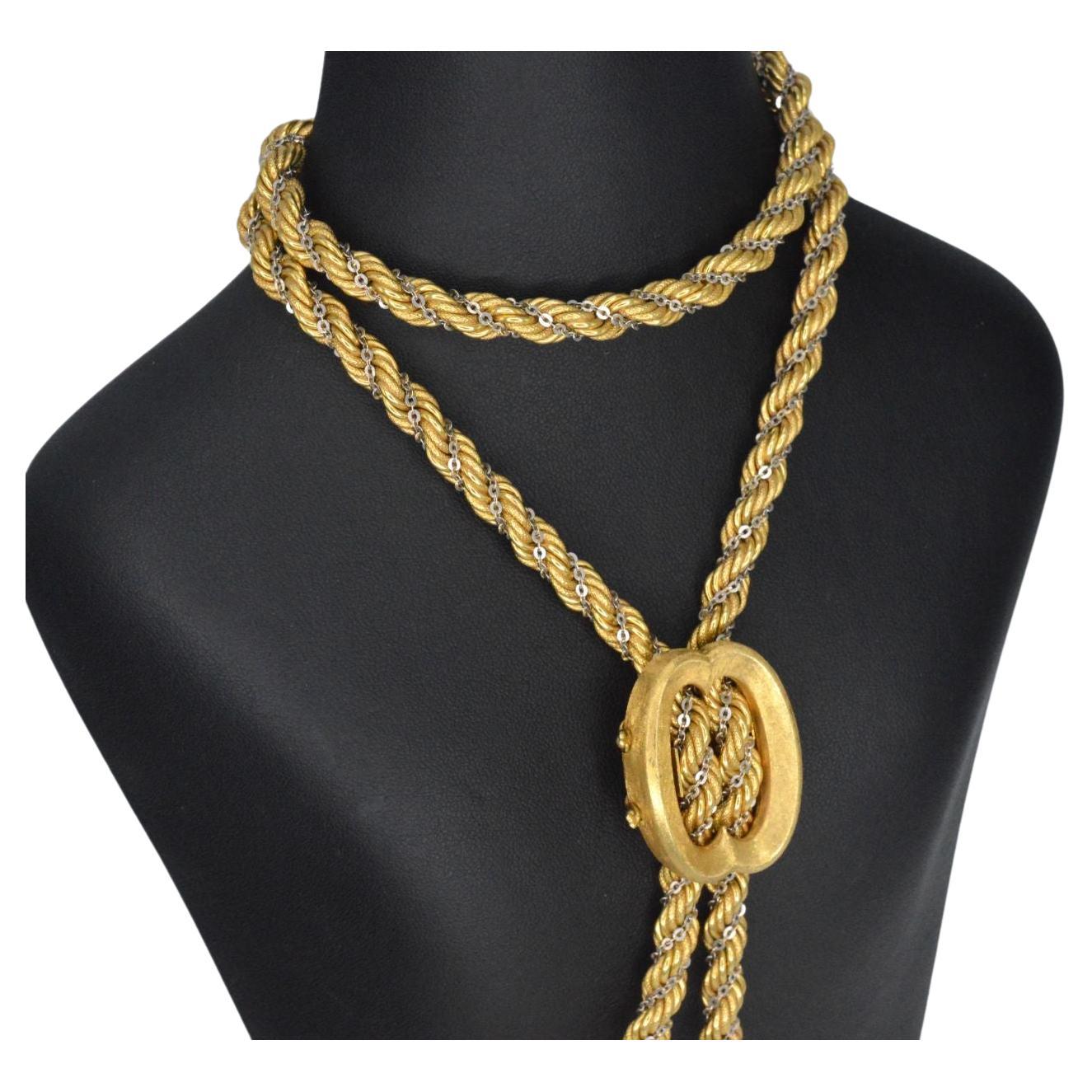 Goldene Halskette mit besonderem Schließmechanismus