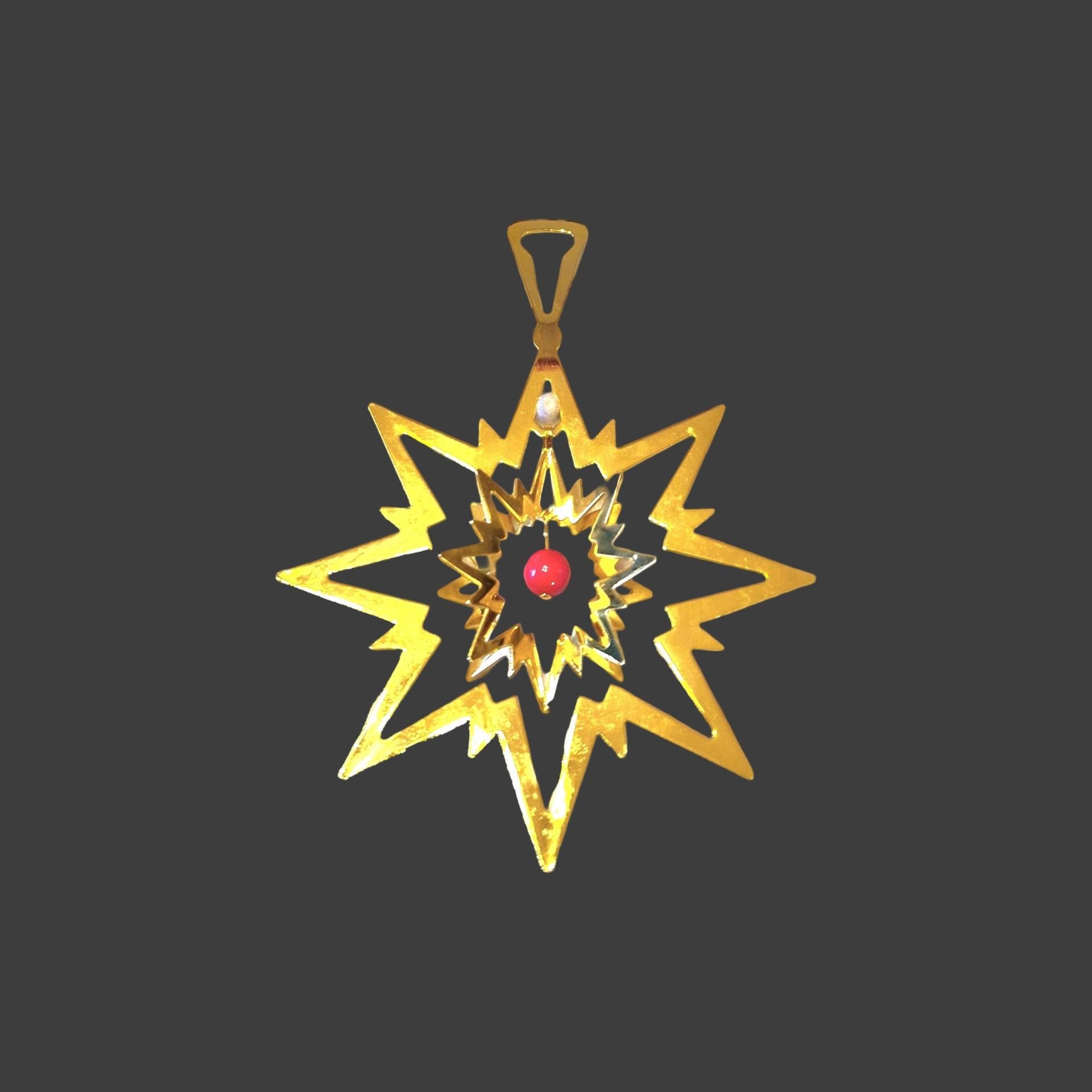 Jedes Jahr entwirft ein bekannter dänischer Künstler das Weihnachtsornament von Georg Jensen. In seinen vielen Varianten ist er im Laufe der Jahre zu einer Tradition geworden, die für das dänische Kunsthandwerk steht - und zu einer beliebten