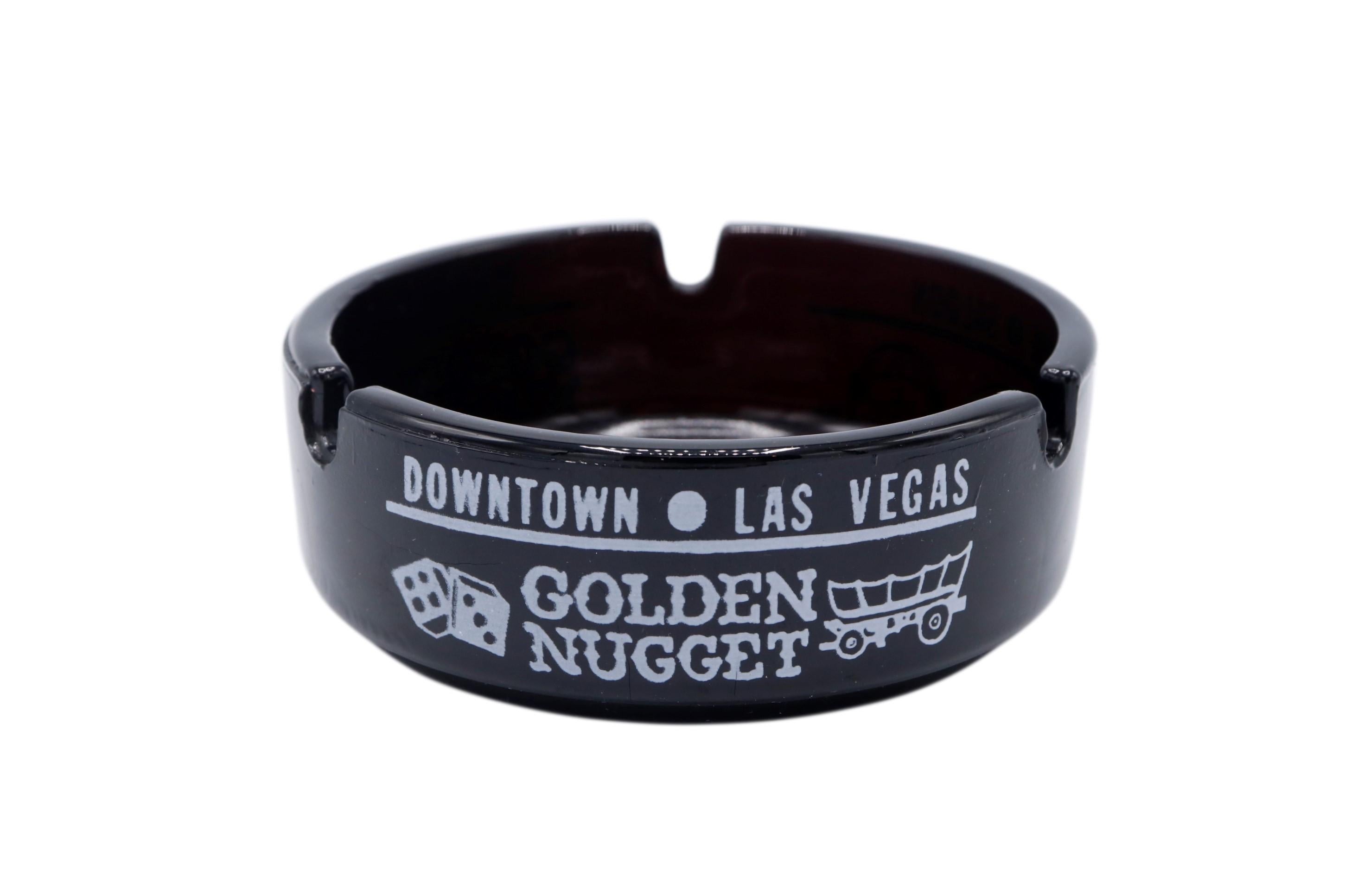 Paire de cendriers en verre noir provenant de la salle de jeu Golden Nugget à Downtown Las Vegas, Nevada. Le logo de la marque est imprimé en blanc sur le pourtour extérieur. Dimensions par cendrier.