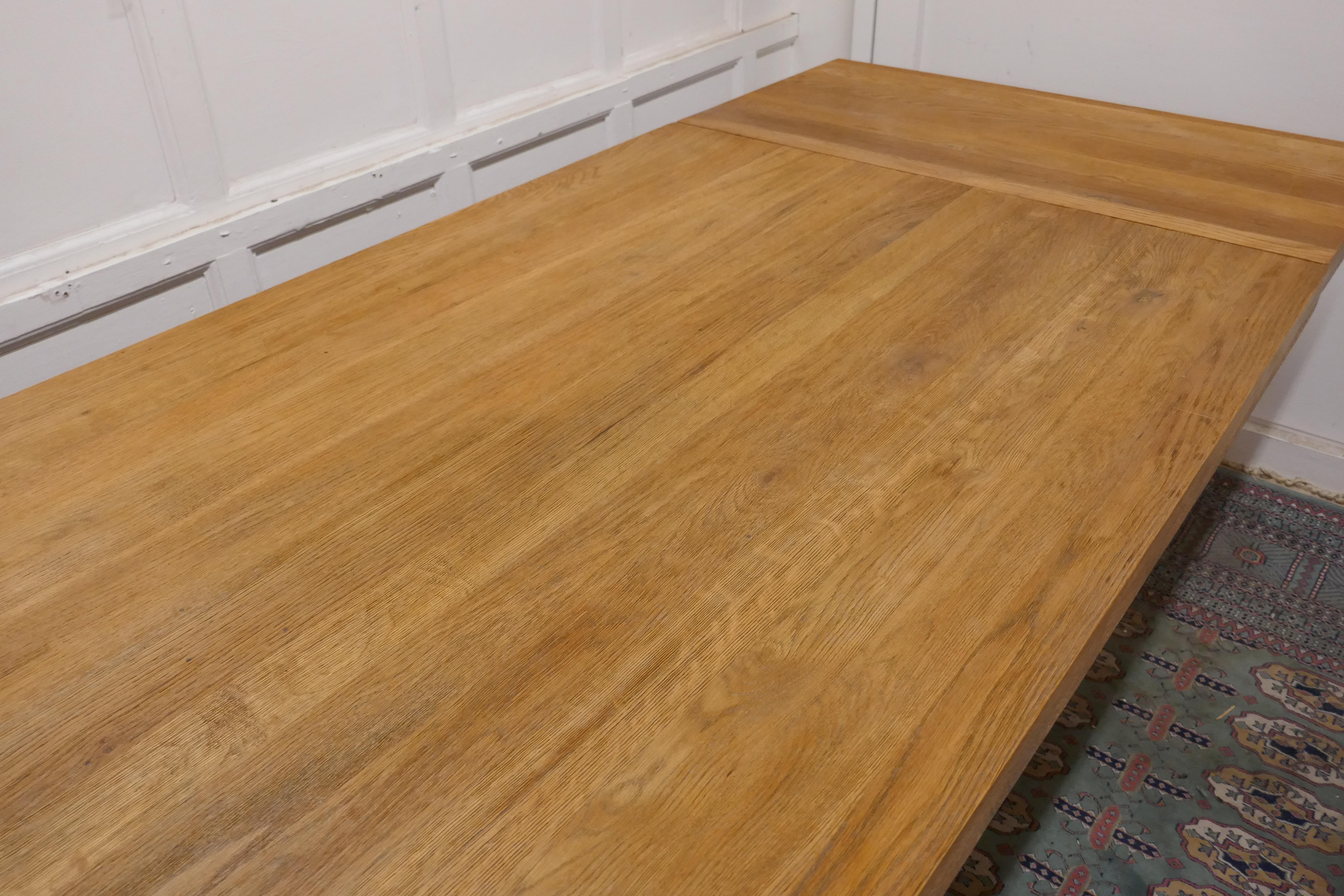 Golden Oak Modernist Extending Dining Table In Good Condition For Sale In Chillerton, Isle of Wight