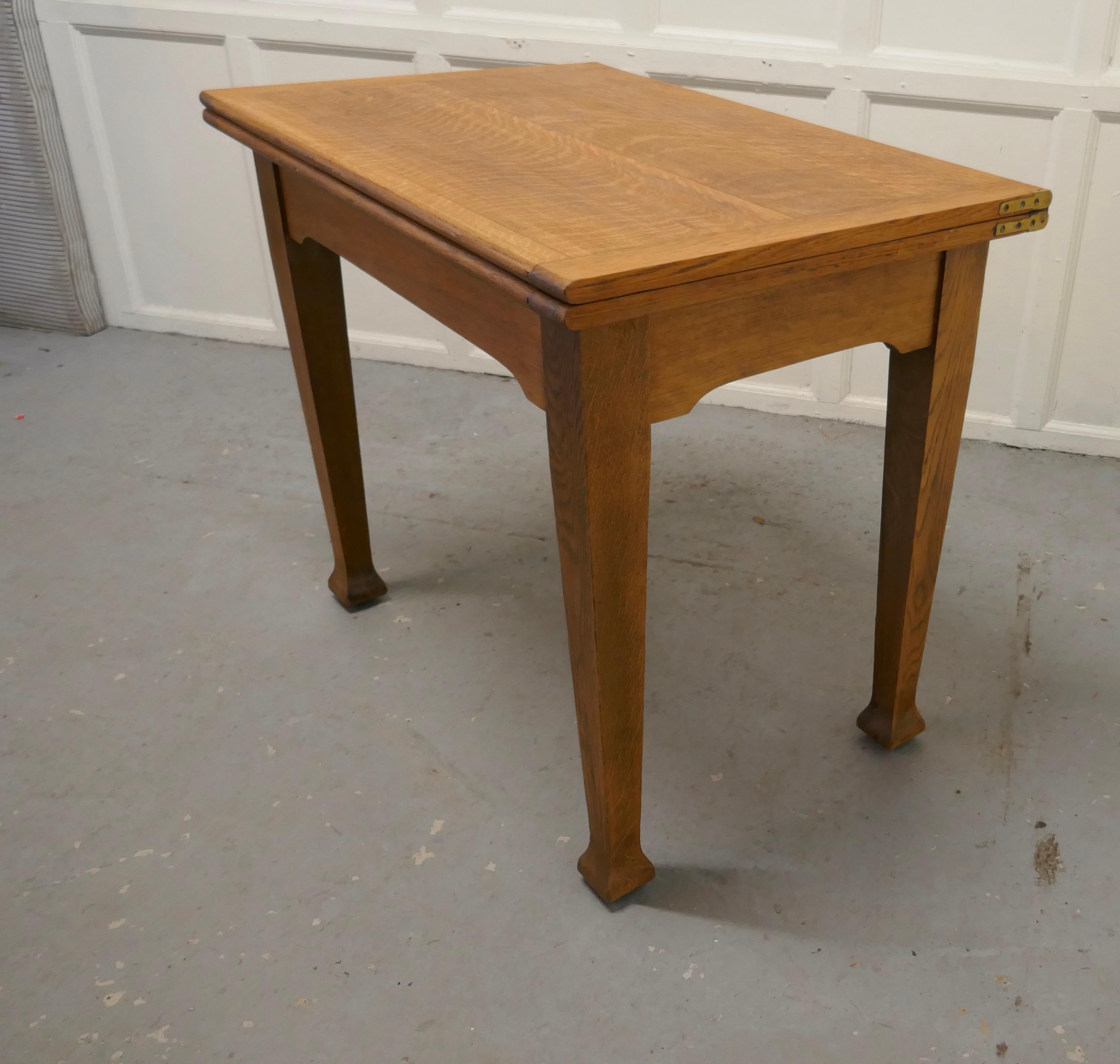 Golden Oak Arts & Crafts Bachelor’s Metamorphic Dining Table In Good Condition In Chillerton, Isle of Wight