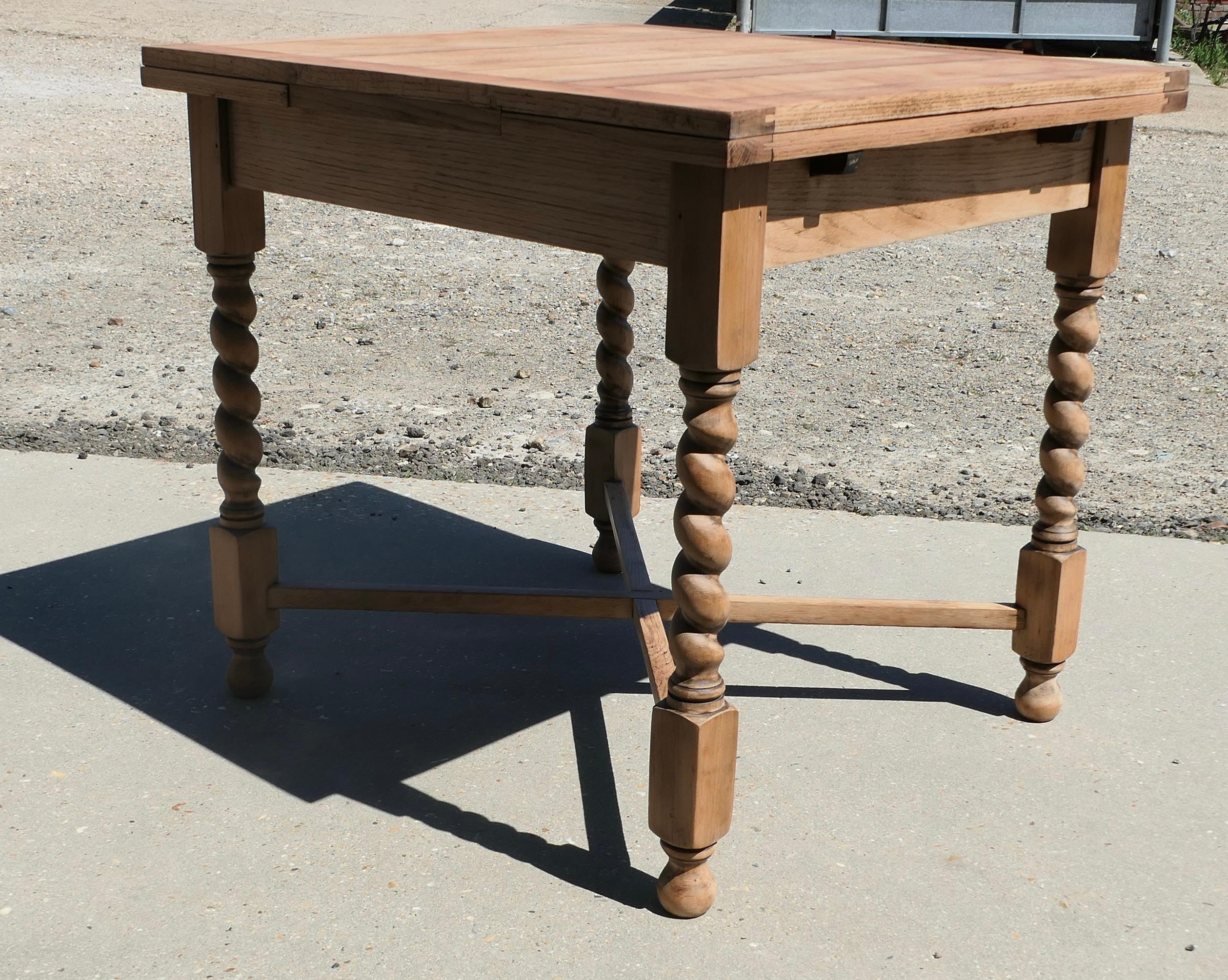 Mesa de hoja extensible Cottage Roble Dorado

Se trata de una pequeña pieza de hermoso roble blanqueado, la mesa cuadrada se alza sobre patas torneadas de Barley twist con un bastidor en X y tiene una hoja extensible en cada extremo, por lo que,
