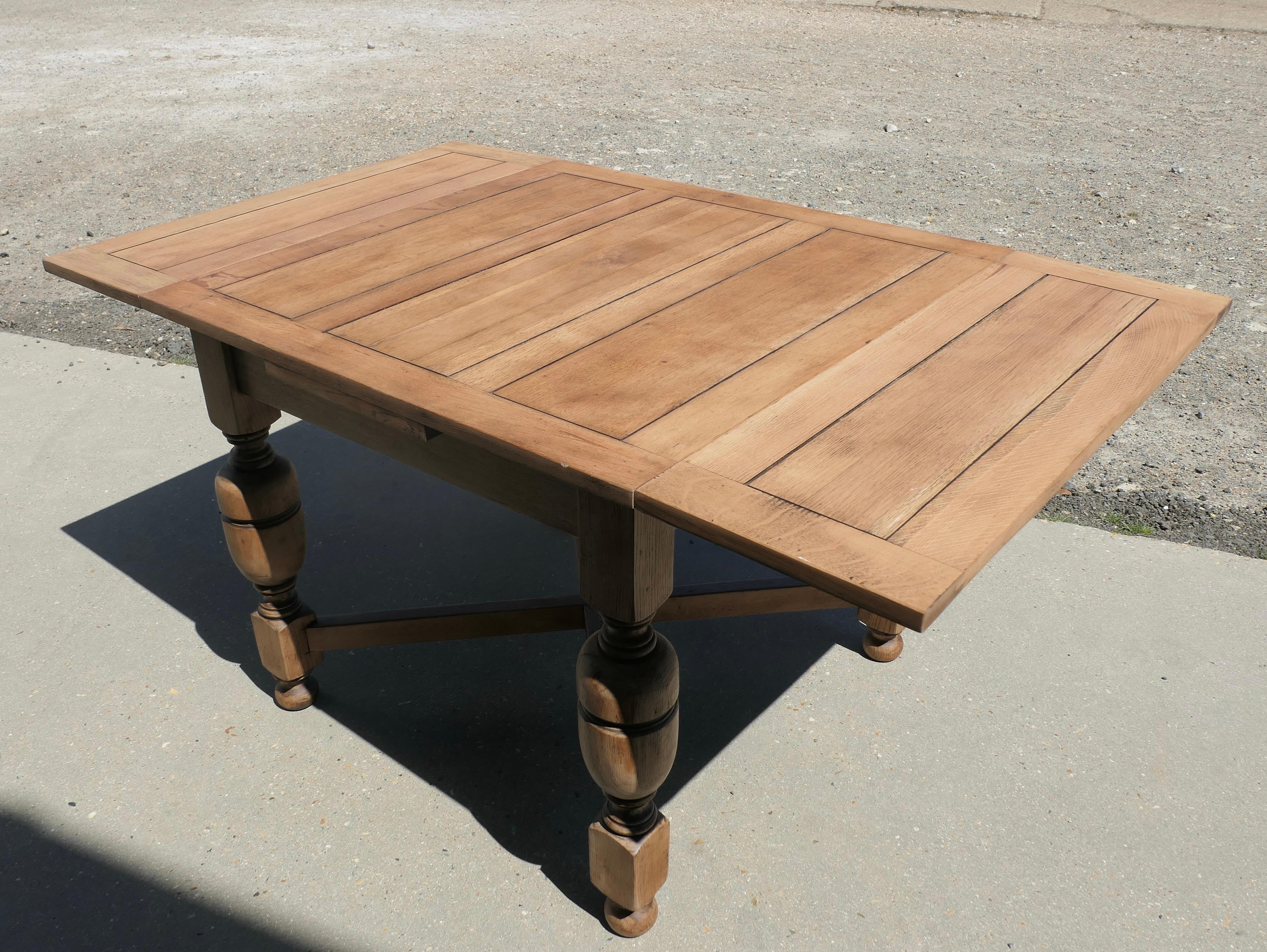 Mesa de hoja extensible Cottage Roble Dorado

Se trata de una pieza de pequeño tamaño de hermoso roble blanqueado, la mesa cuadrada se alza sobre patas bulbosas torneadas con un bastidor en X y tiene una hoja extensible en cada extremo, por lo que