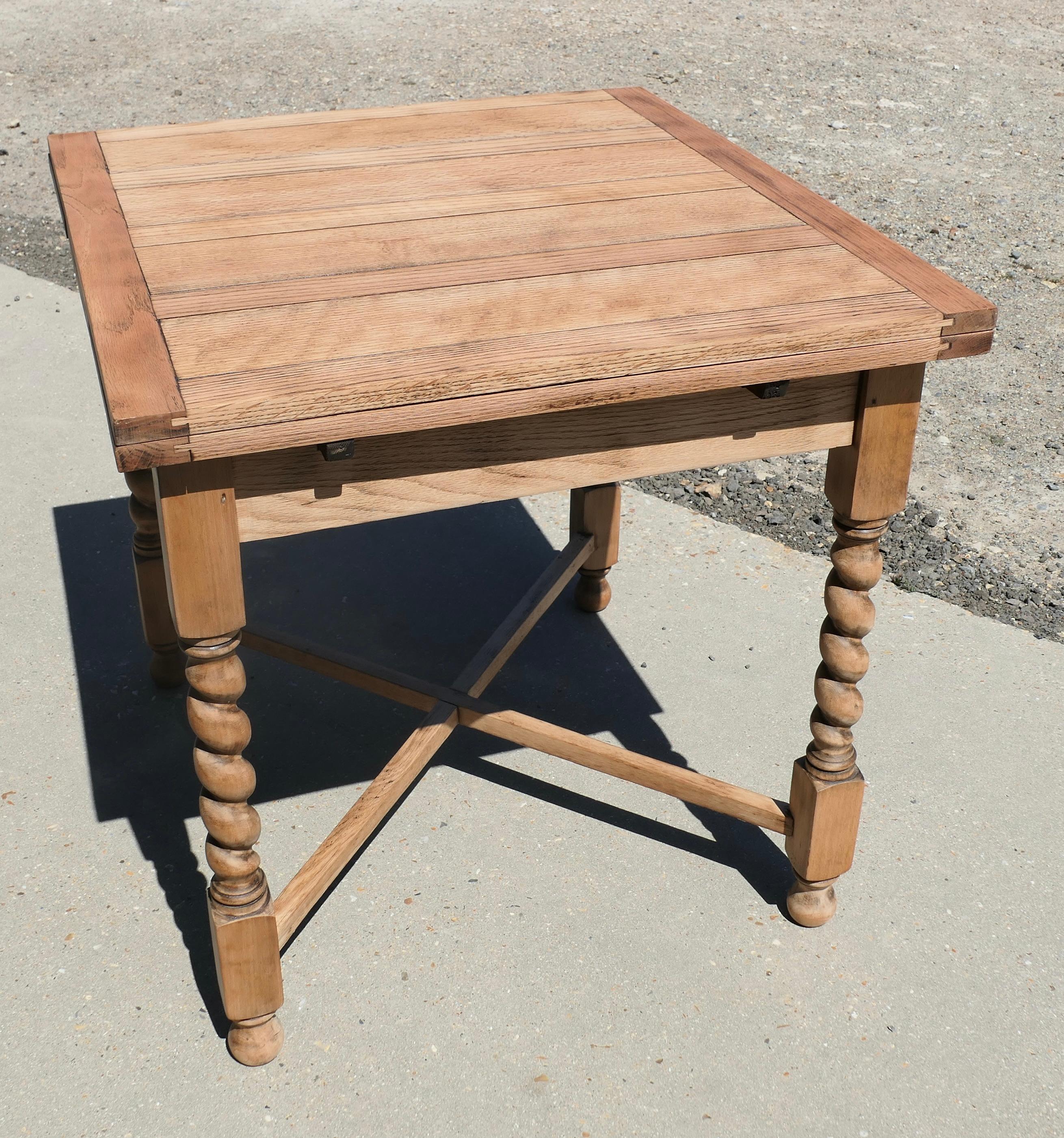 Mesa de hoja extensible Cottage Roble Dorado  Se trata de una pieza de tamaño pequeño Art Decó en venta