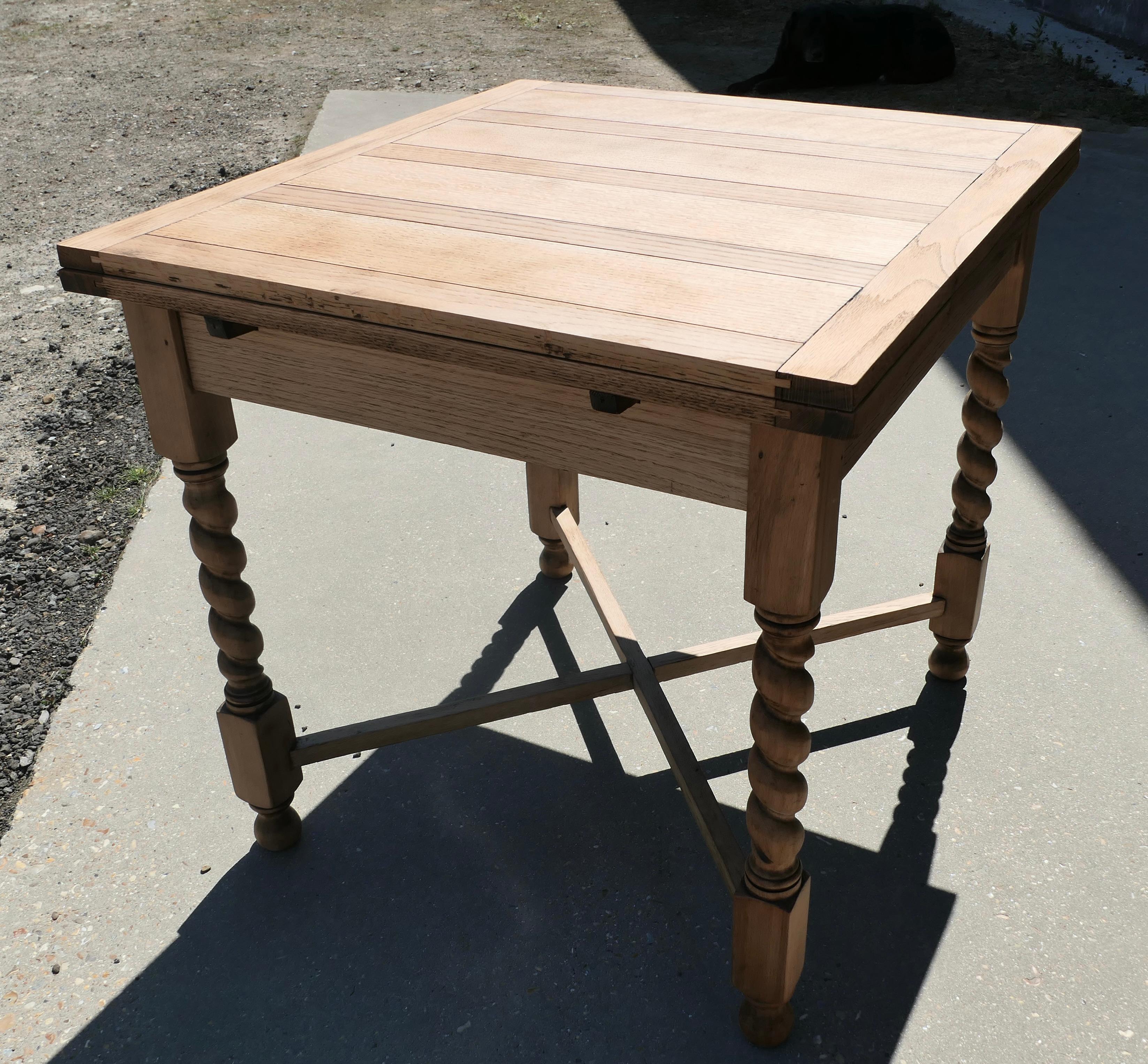 Mesa de hoja extensible Cottage Roble Dorado  Se trata de una pieza de tamaño pequeño en Bueno estado para la venta en Godshill, Isle of Wight