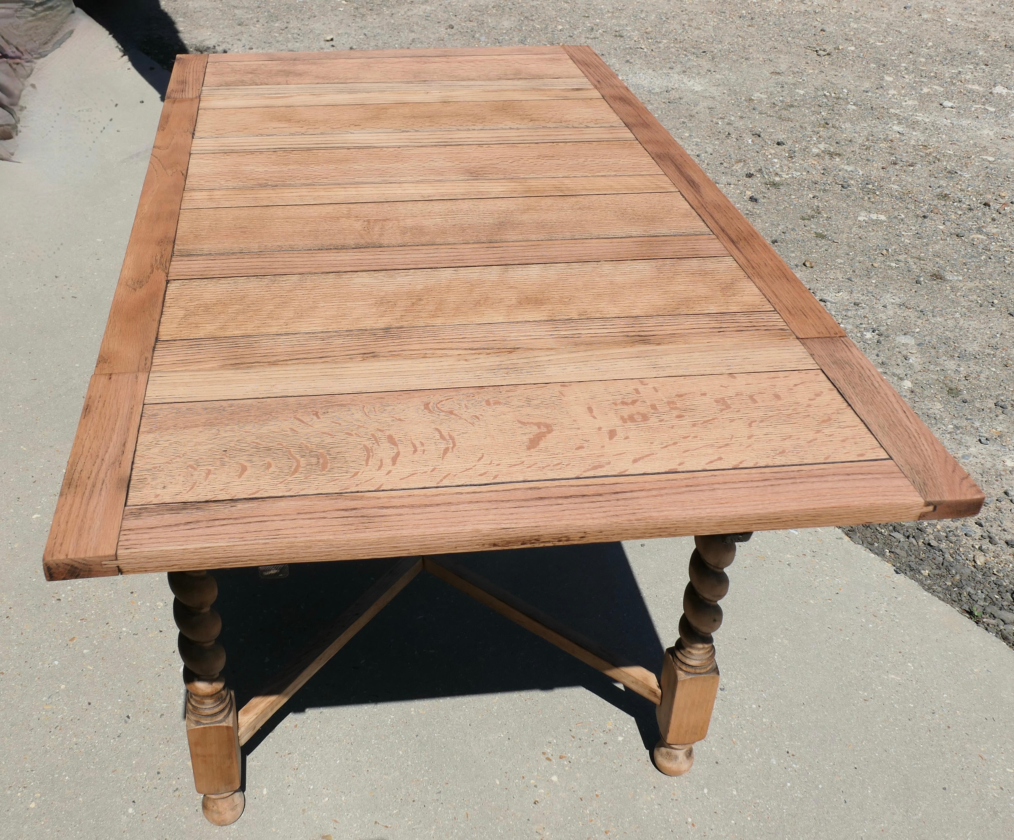 Mesa de hoja extensible Cottage Roble Dorado  Se trata de una pieza de tamaño pequeño principios del siglo XX en venta