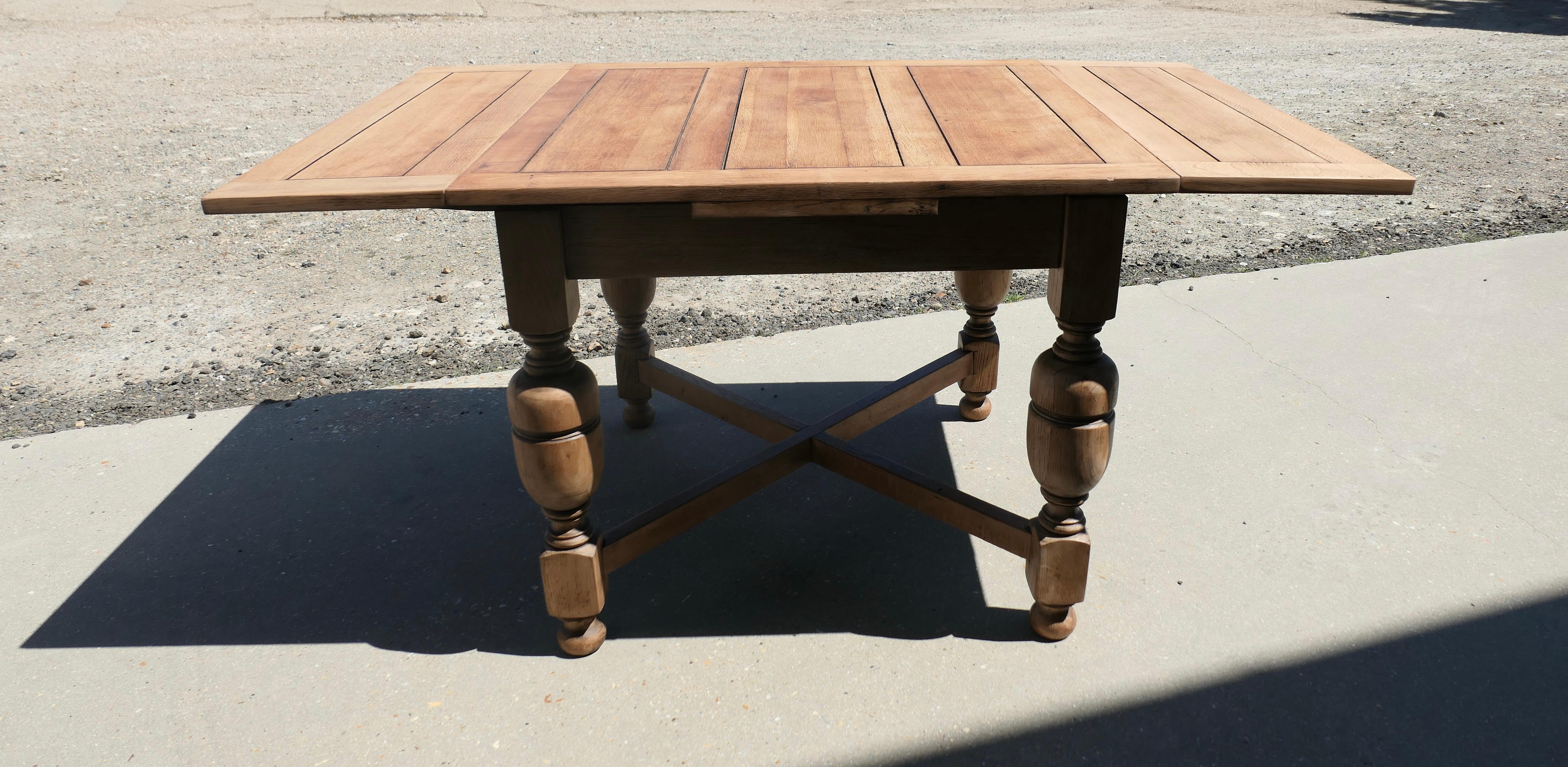 Mesa de hoja extensible Cottage Roble Dorado  Se trata de una pieza de tamaño pequeño mediados del siglo XX en venta