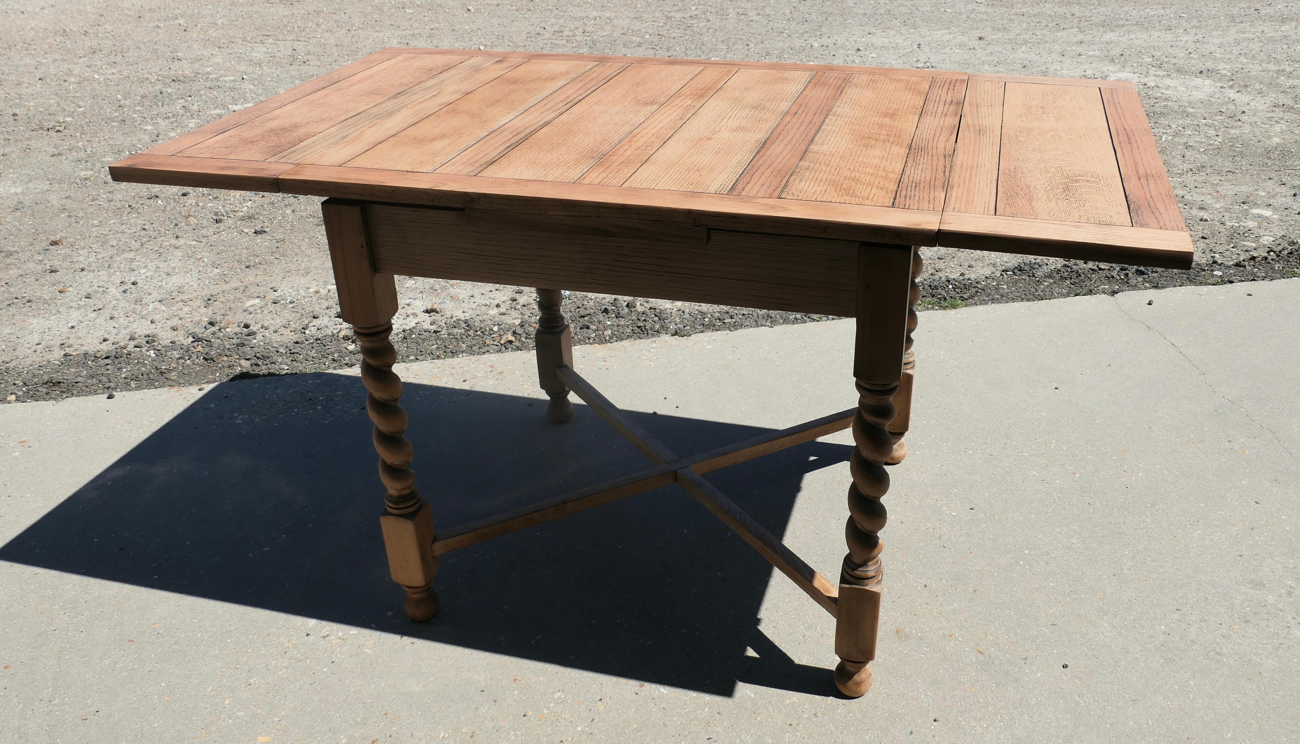 Mesa de hoja extensible Cottage Roble Dorado  Se trata de una pieza de tamaño pequeño en venta 1