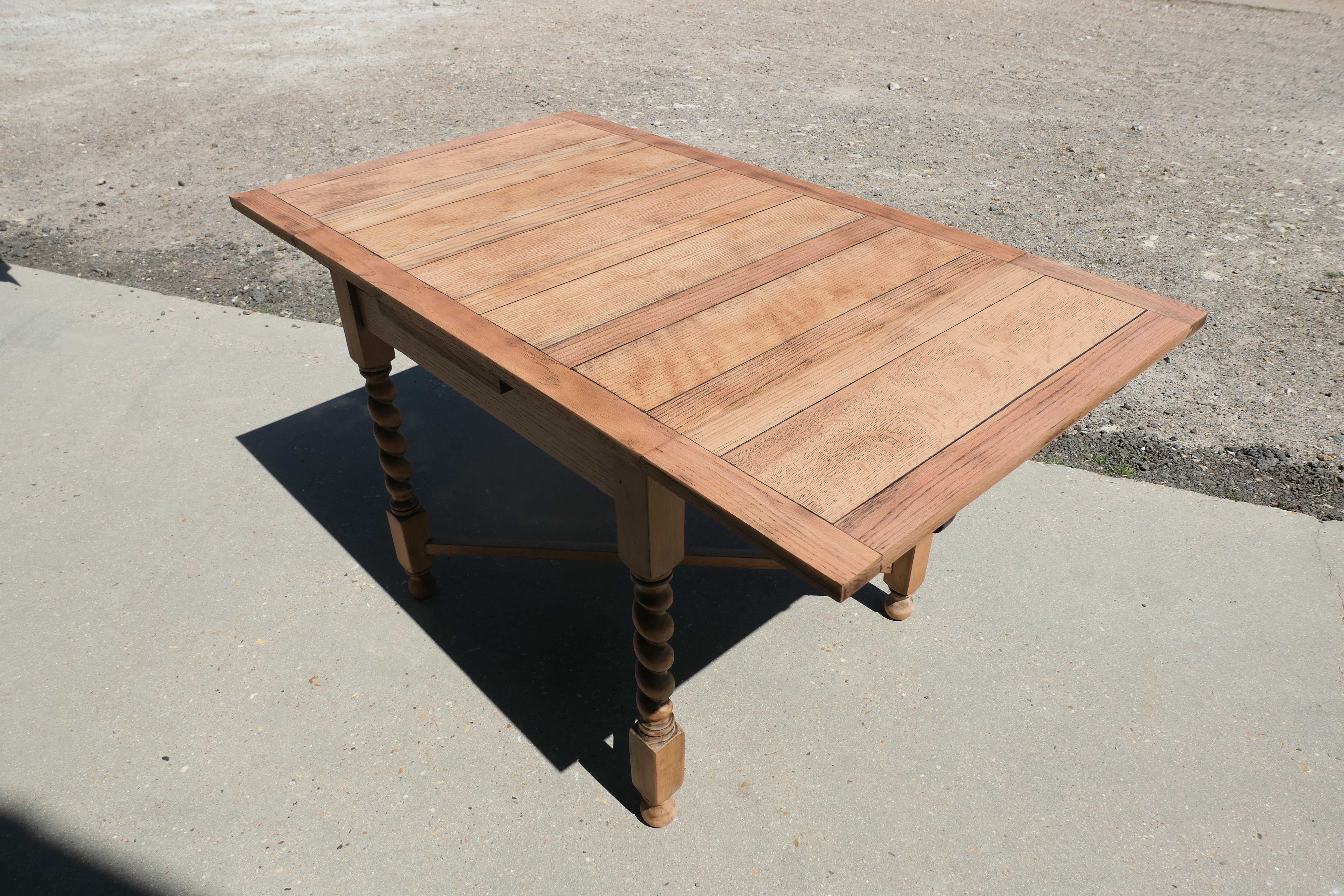 Mesa de hoja extensible Cottage Roble Dorado  Se trata de una pieza de tamaño pequeño en venta 2