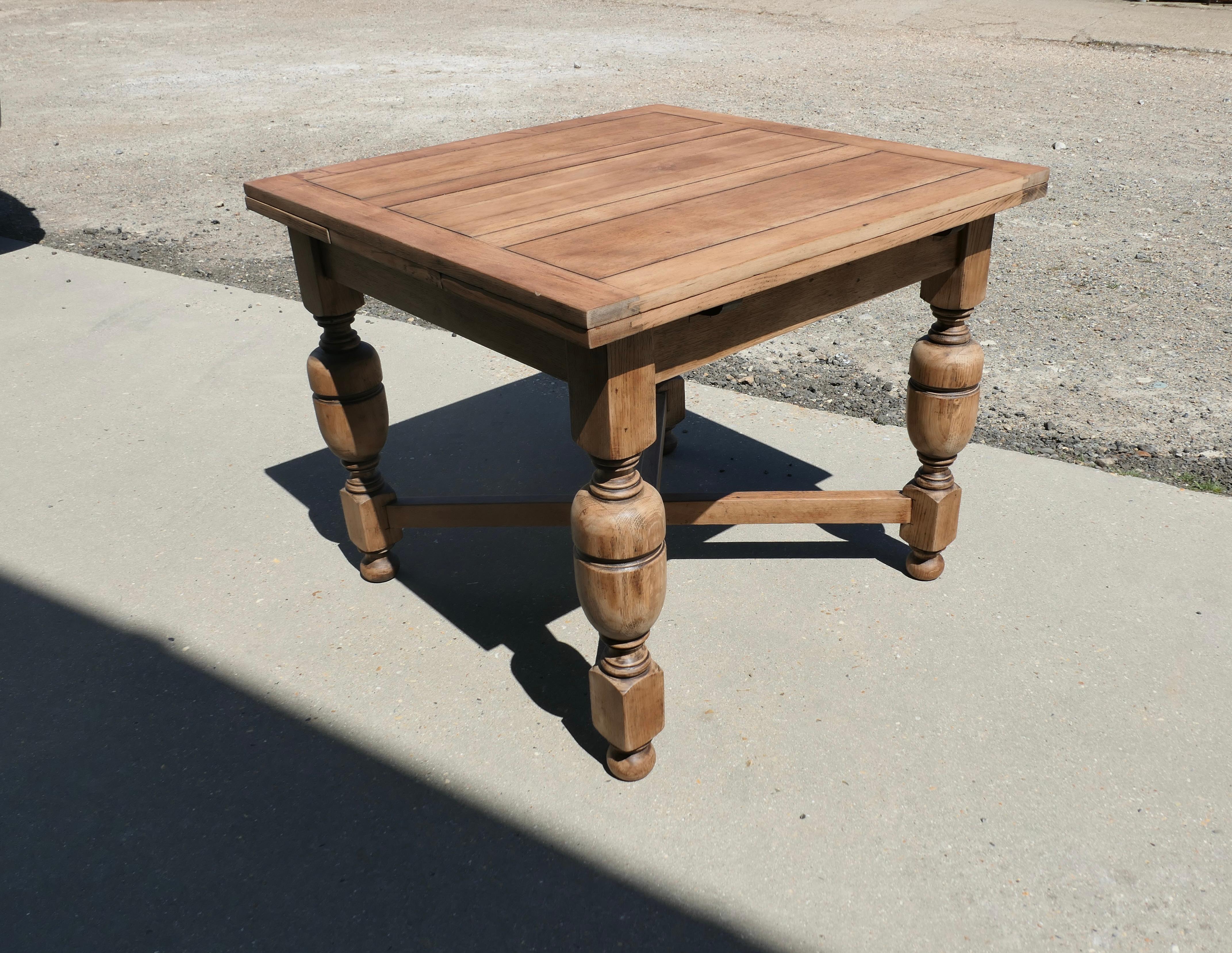 Mesa de hoja extensible Cottage Roble Dorado  Se trata de una pieza de tamaño pequeño en venta 2