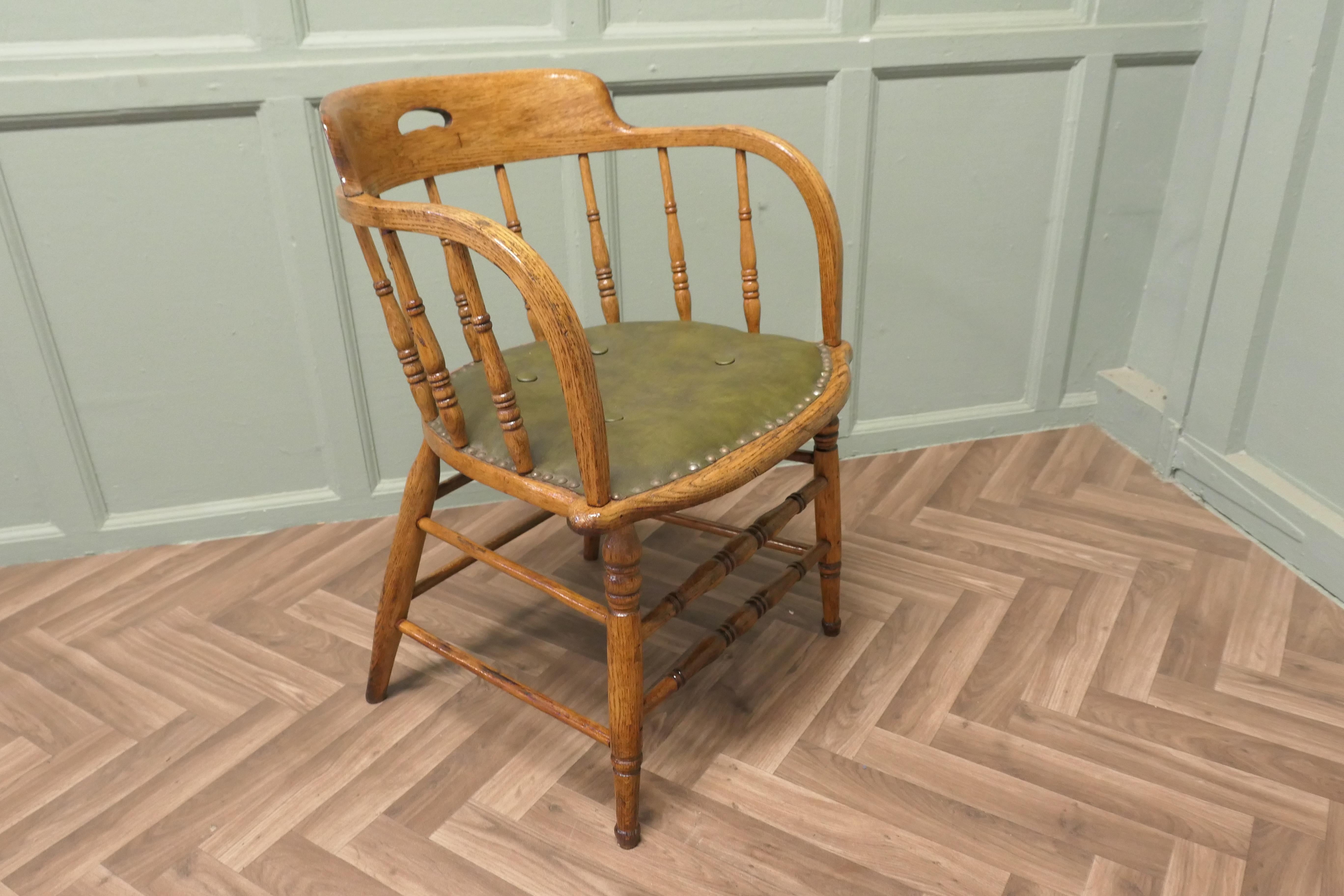 Sedia da ufficio o da scrivania Smokers Bow di Oak d'oro

Si tratta di un pezzo molto attraente, realizzato in Curvy Golden Oak: lo schienale della sedia si incurva e i braccioli si incurvano verso il basso, sostenuti da 8 fusi ben torniti. Il
