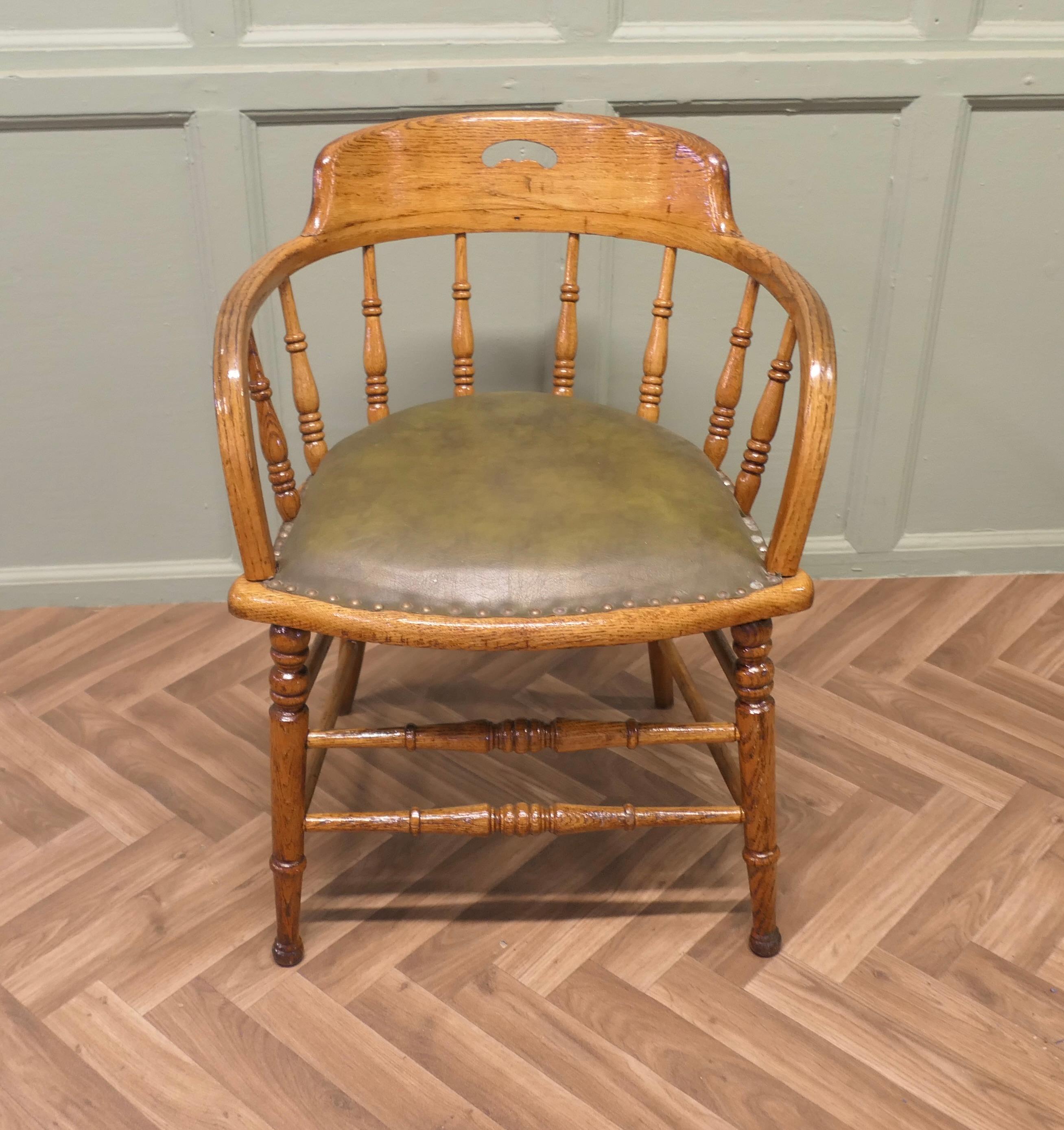 Golden Oak Smokers Bow Office or Desk Chair  This is a very attractive piece In Good Condition For Sale In Godshill, Isle of Wight
