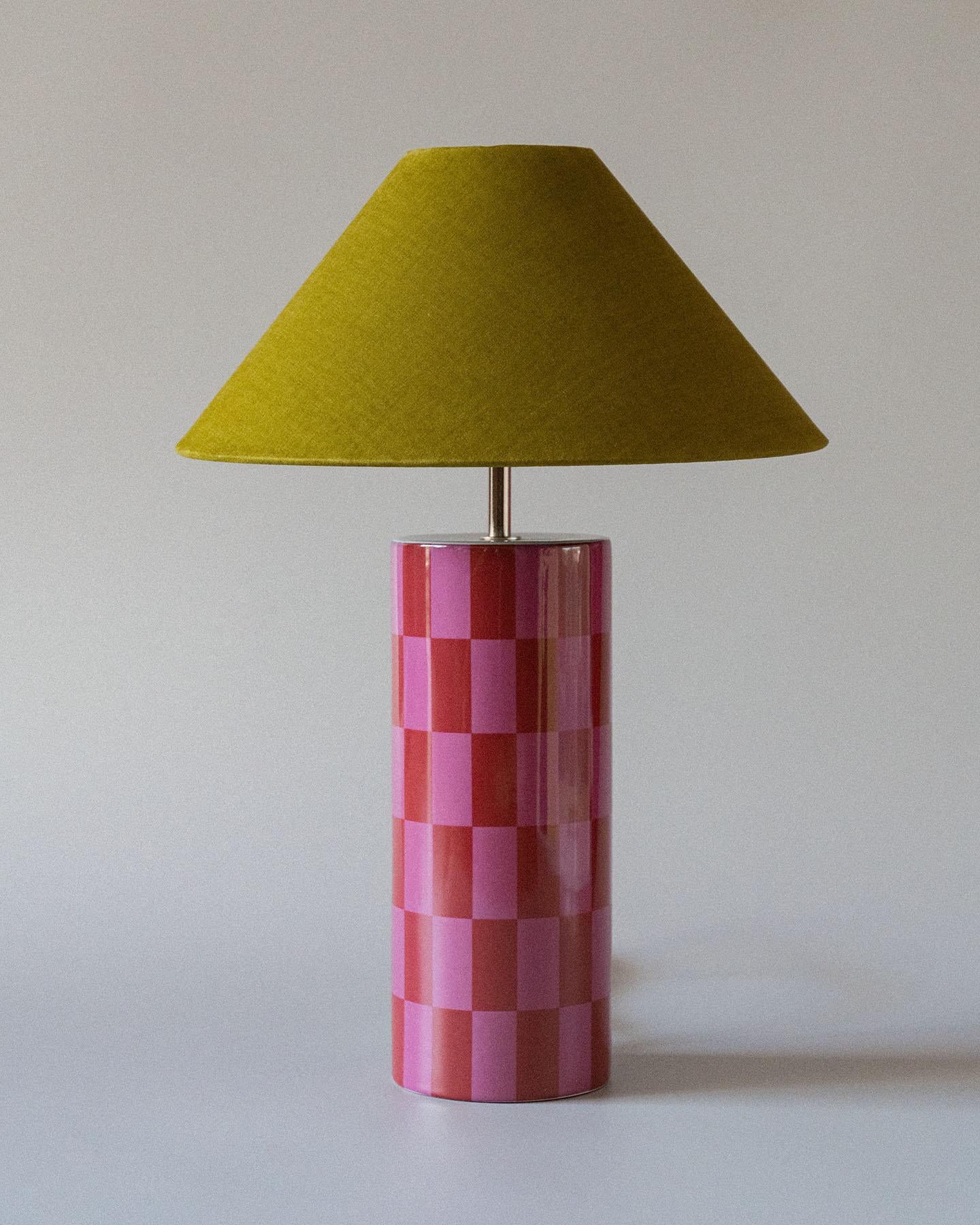 Lampada da tavolo Oliver Ombrellina Renaissance Rose di Mattina Moderna
Dimensioni: D. 35 x H. 50 cm
Materiali: Terracotta. Rosa rinascimentale + motivo a scacchiera Oxblood e top a contrasto Plein Air. Tonalità : Twill di cotone verde senape